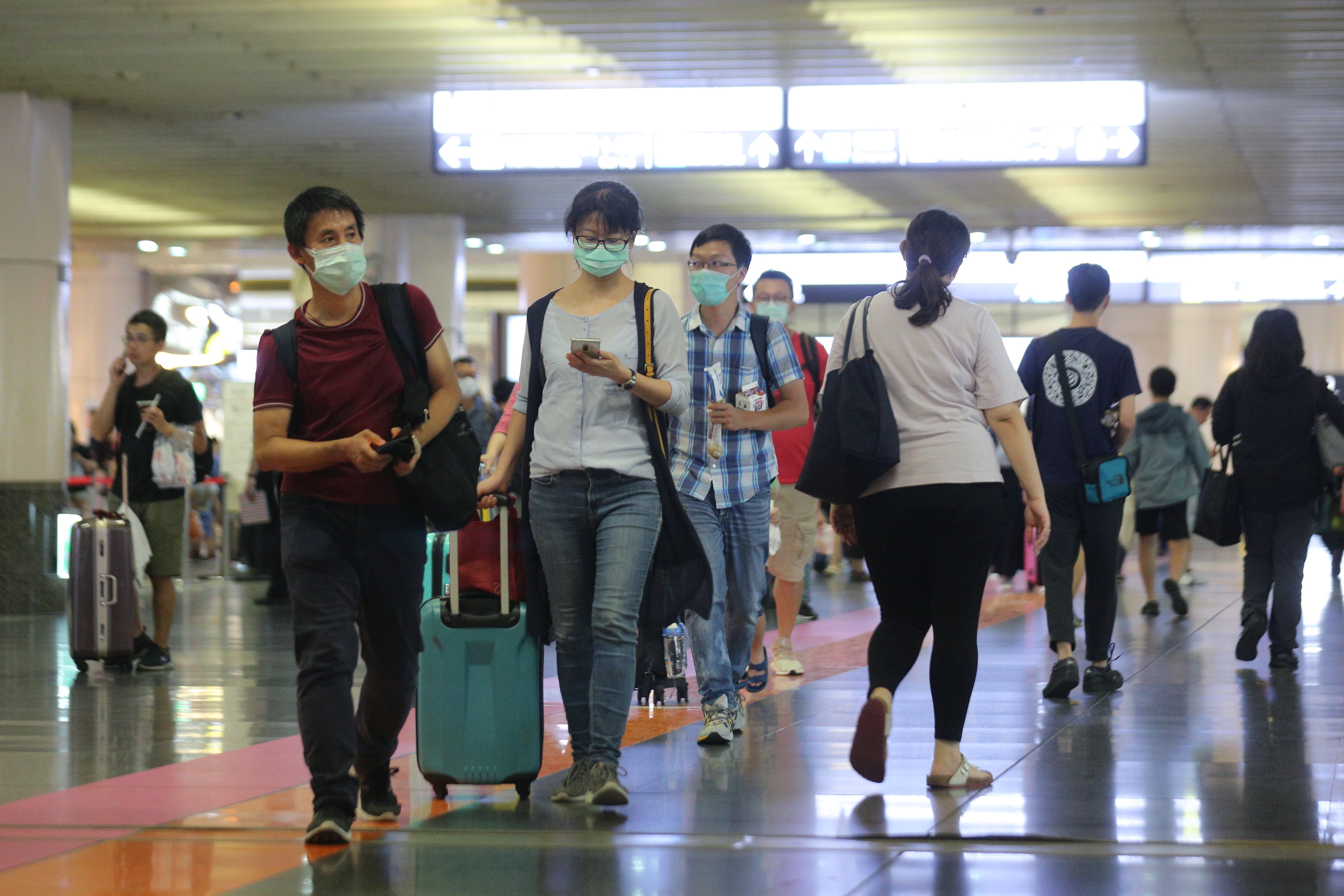 端午連假返鄉人潮湧現，新北市政府提醒旅客仍須做好防疫措施。