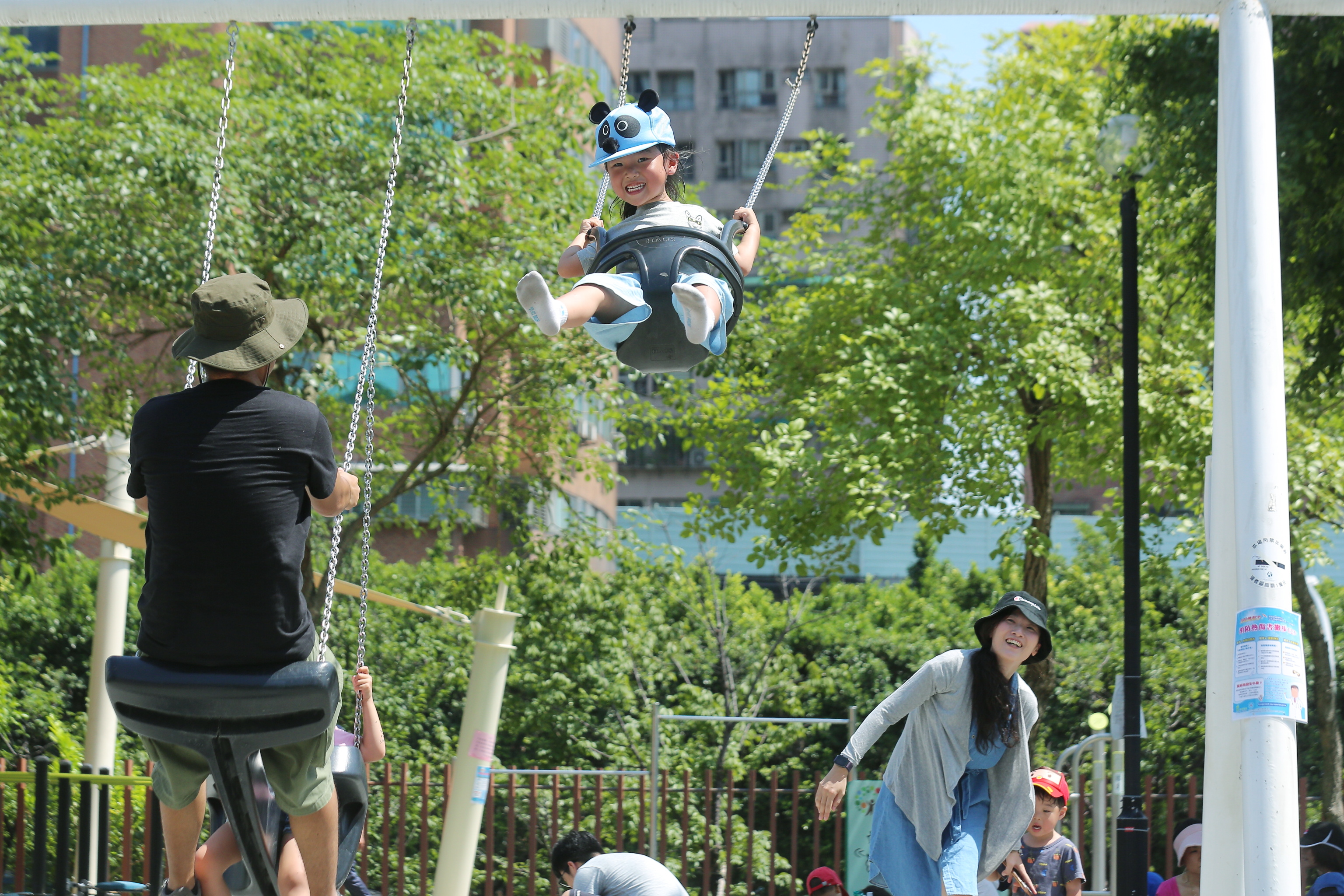 新北市首座全齡公園，提供多樣化適合各年齡層的遊憩器材。