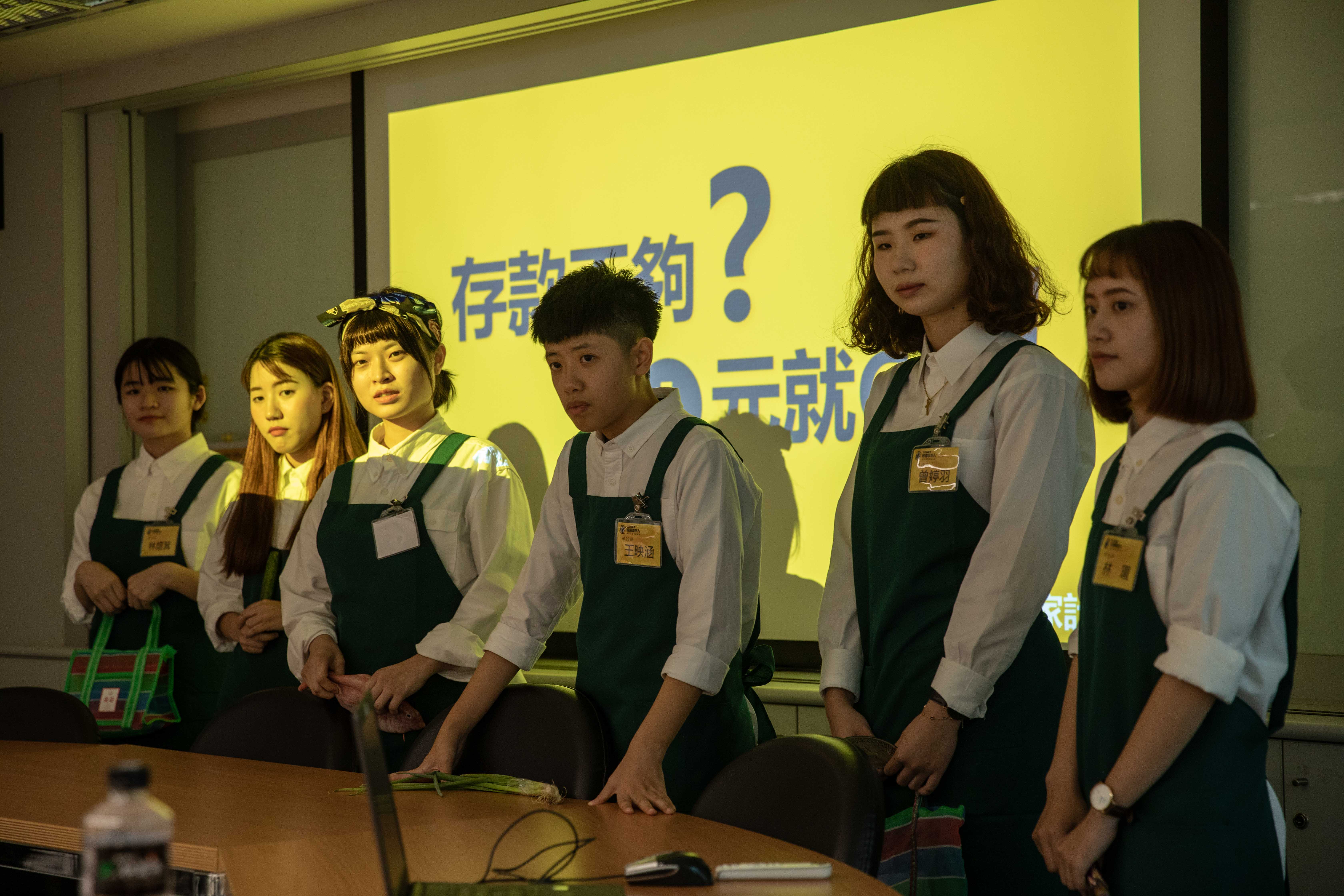 參賽同學用心打扮成月嫂，爭取團隊加分機會。