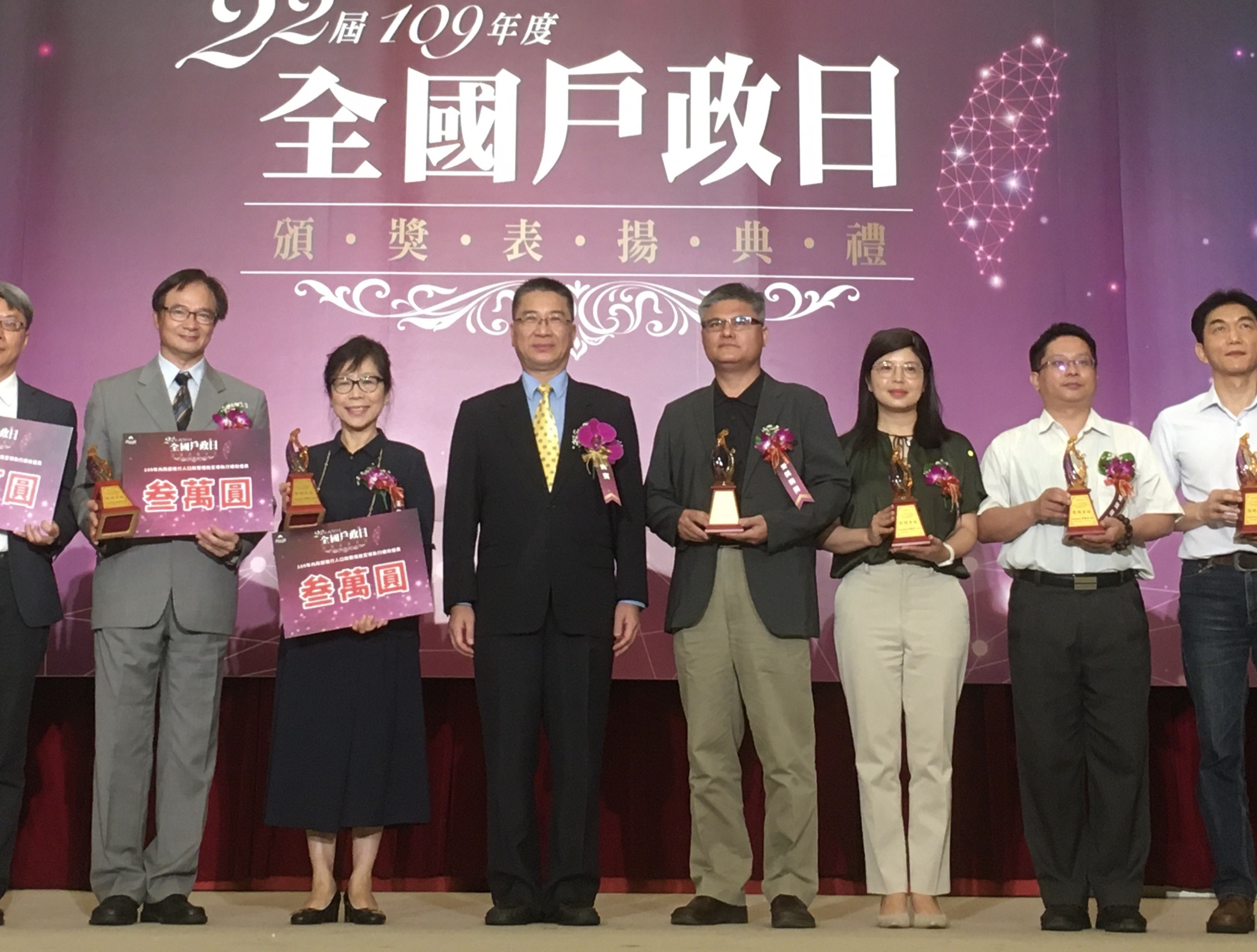 新北人口政策不斷推陳出新，今年已是第4年獲獎， 108年度除推行新住民服務及婚育宣導，也重視青銀生活品質，市府站在將心比心立場，就是要讓新北市民有滿滿幸福感。