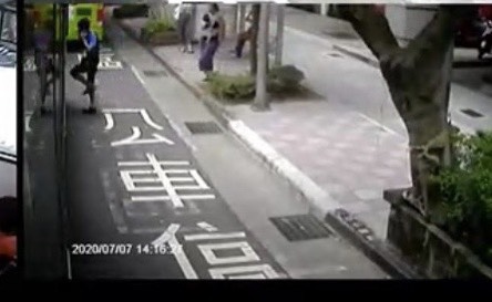 經調閱影像，孩童上車後，其母親僅差兩步， 實屬駕駛員疏失
