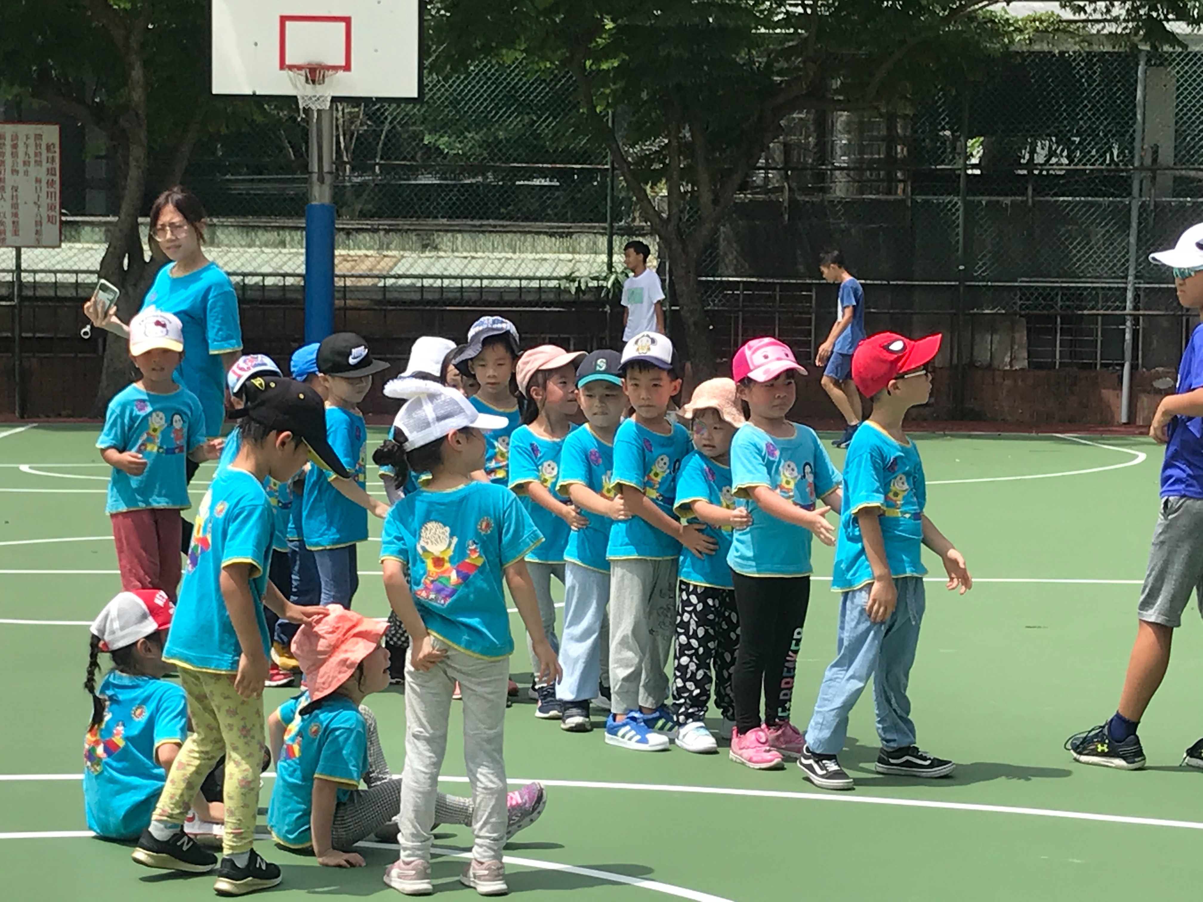 新店區受歡迎的馬公公園，露天籃球場完成修復，安全寬敞的空間，附近許多幼兒園都常帶著小朋友來此活動。