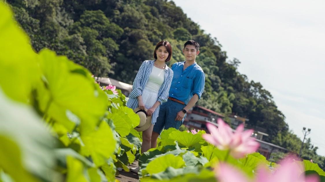 主持人陳奕及戴湘儀在「新北最大荷花田-雙溪上林荷花田」拍美照，歡迎民眾一同來賞荷。