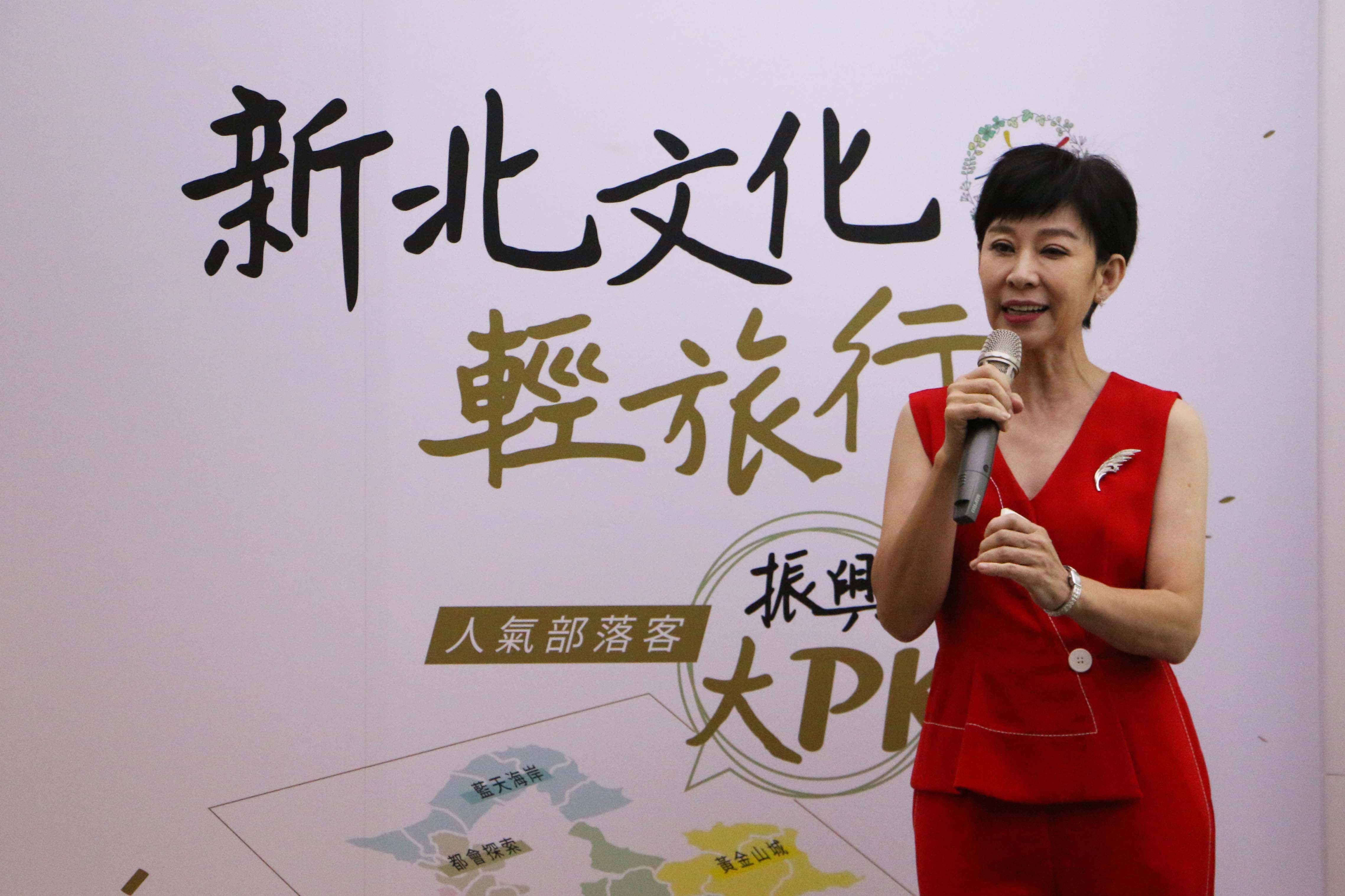 主持人李秀媛為觀眾介紹新北文化部落客