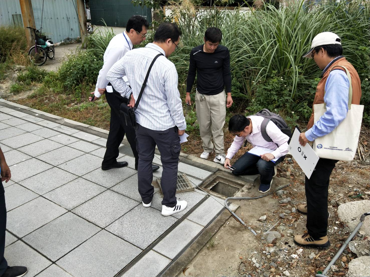 檢查基地內排水溝、排水系統之配置及功能