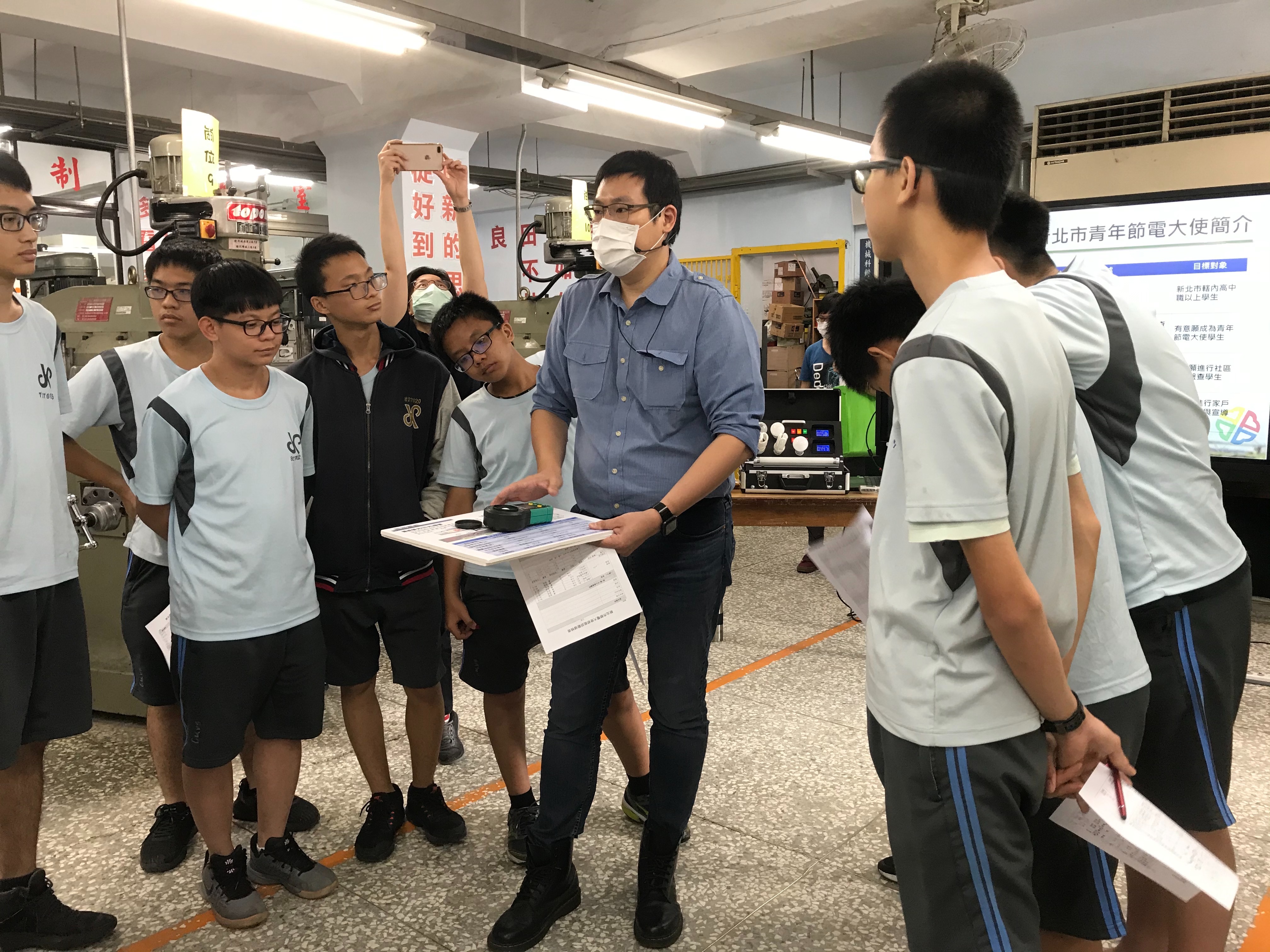 3.環保局將推出「新北永續未來學院」三天兩夜營隊，安排課程與實務參訪，請學員對未來2030年提出新北永續願景並進行評審頒獎。