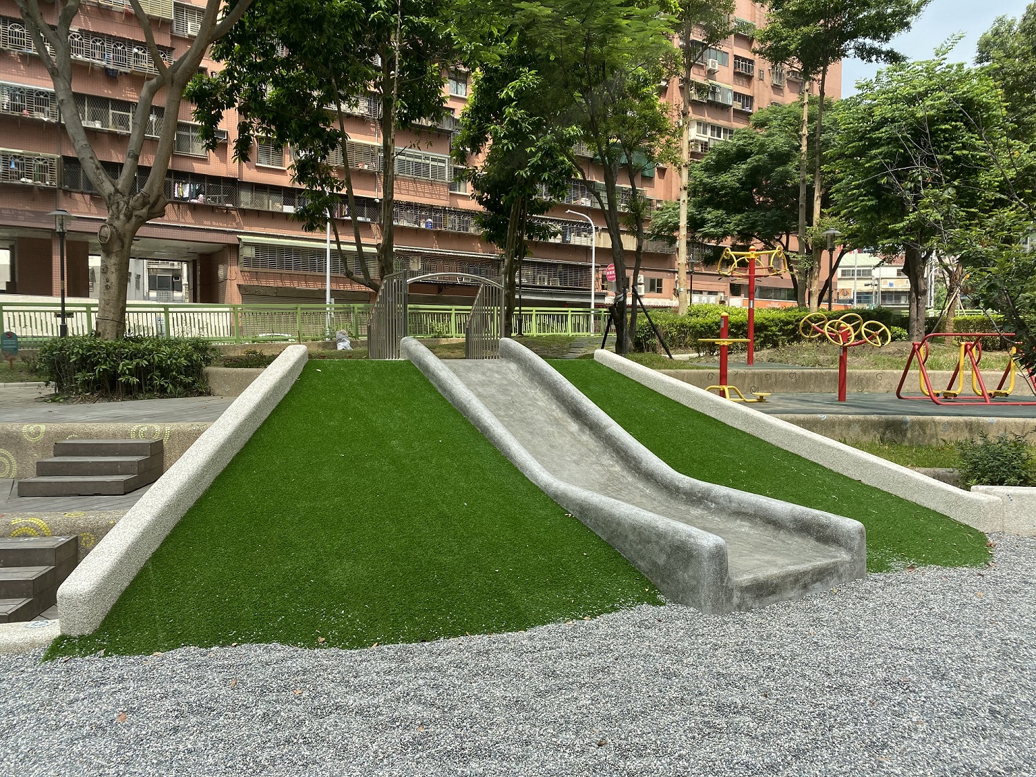 雙鳳公園-磨石子滑梯