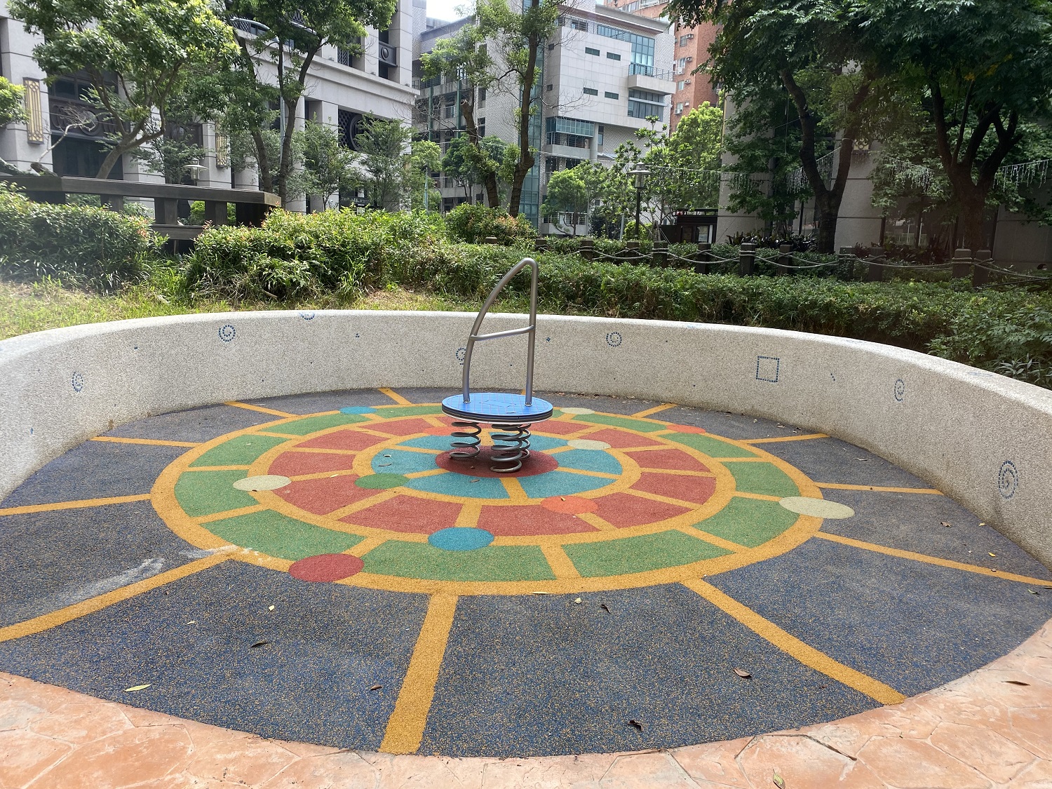 雙鳳公園-搖擺鯊魚鰭