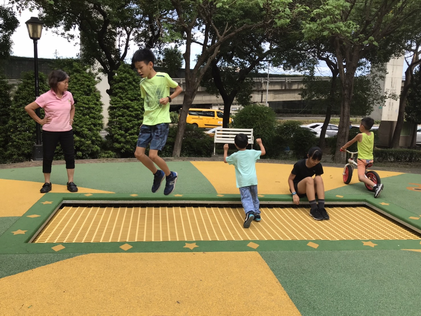 小朋友開心玩起彈跳床