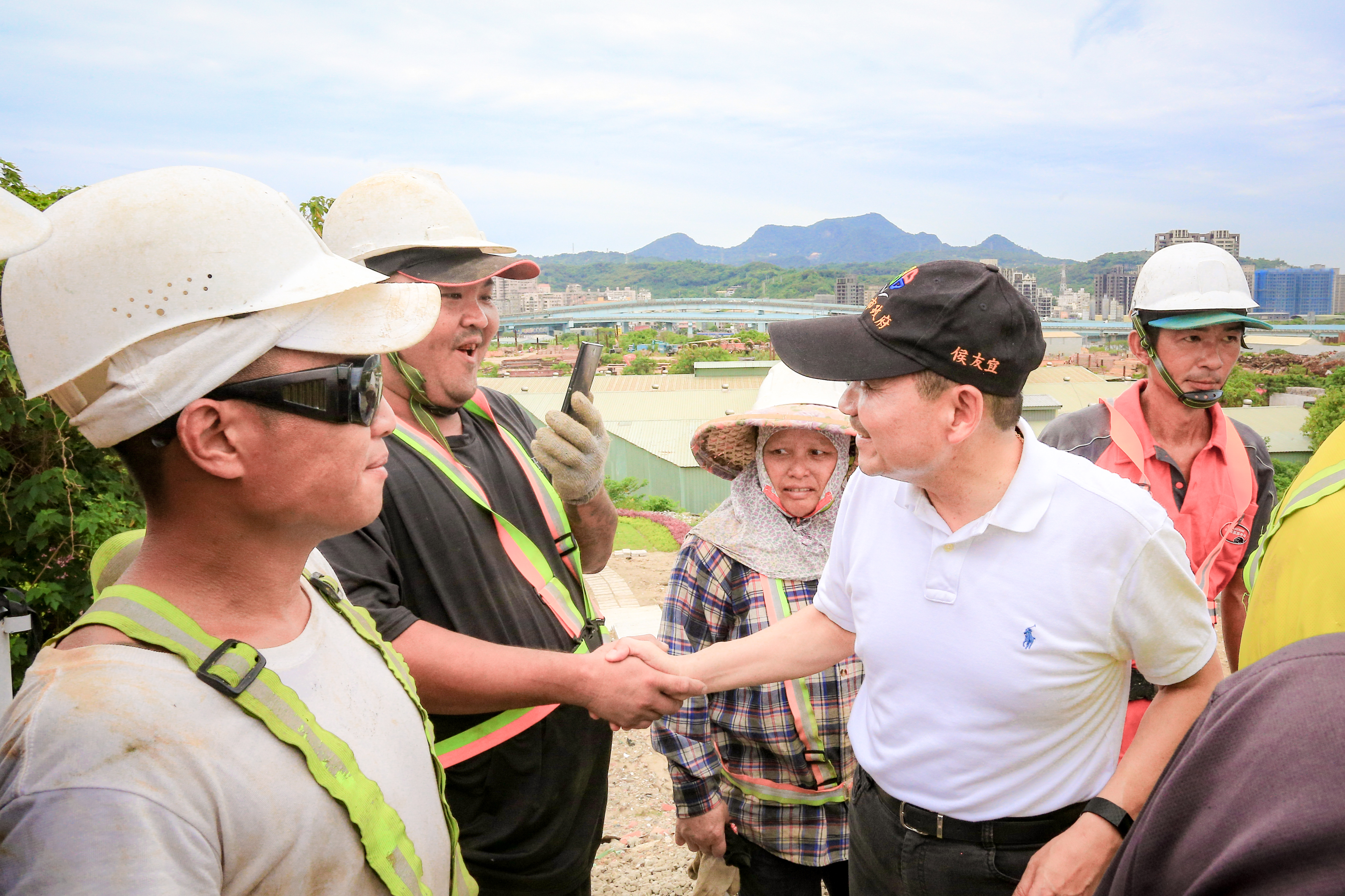 新北市長侯友宜視察五股垃圾山中央軸帶第一、二期完工工程，並慰問施工團隊。