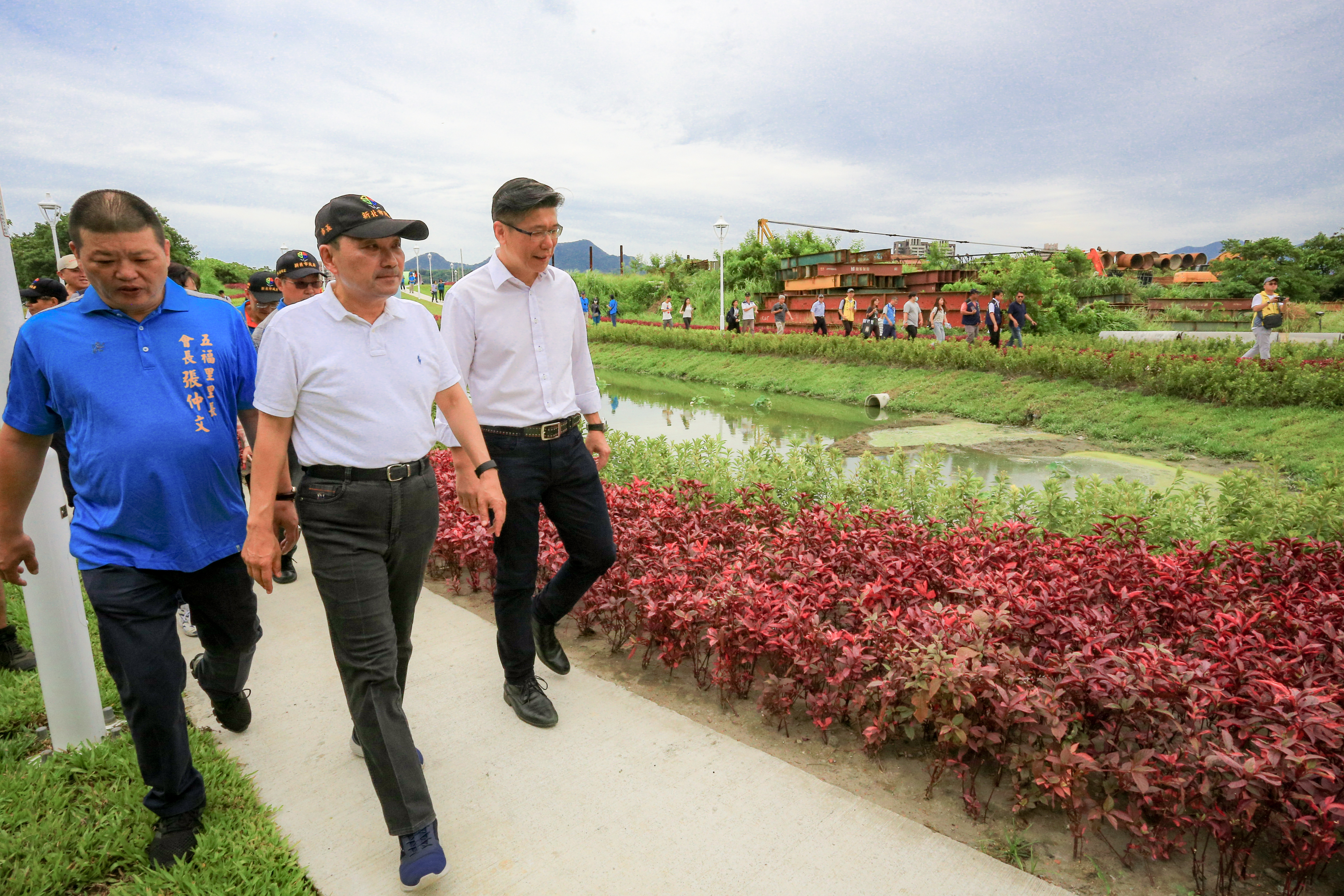 中央軸帶第二期長約330公尺，因受限於現低高地差達10公尺，以環境綠化工程改善地區環境，共增加約6,300平方公尺的綠地區域。