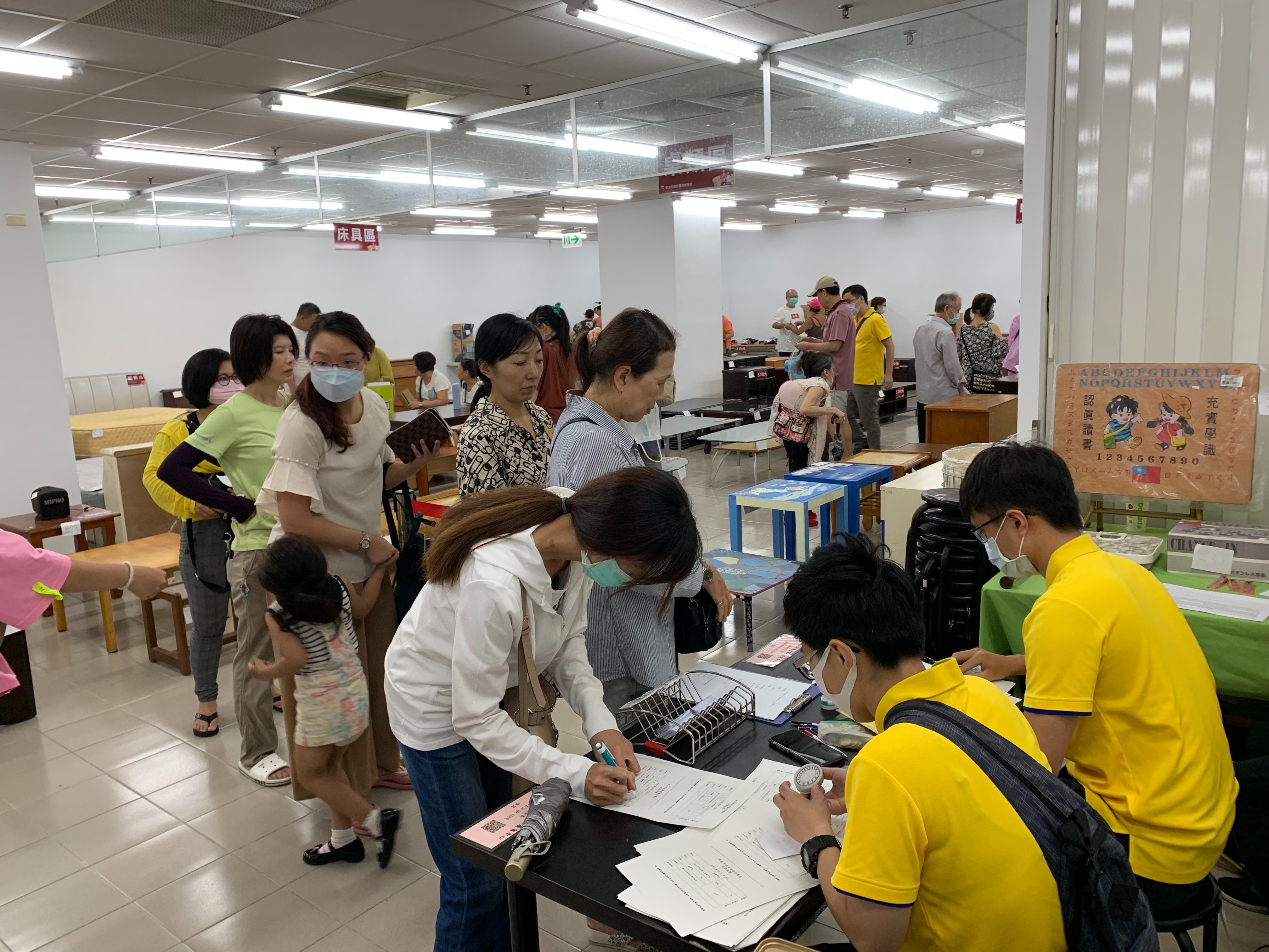 新北市再生家具展售中心首日開賣現場熱鬧滾滾，上午近百位民眾進場參觀選購，拍賣所得將全數納入新北市「愛心大平台」做公益