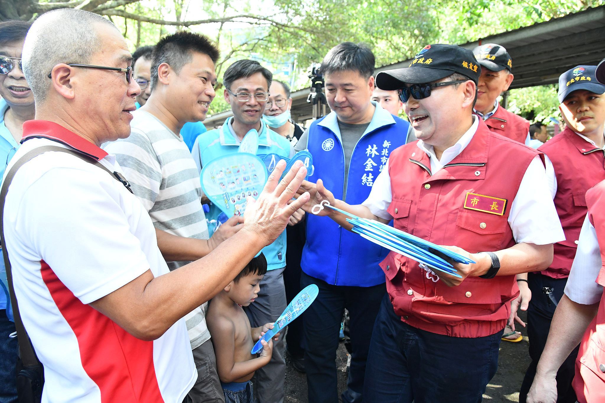 侯市長率市府團隊前往三峽大豹溪慰問消防夥伴和民間救難團體駐點人員。