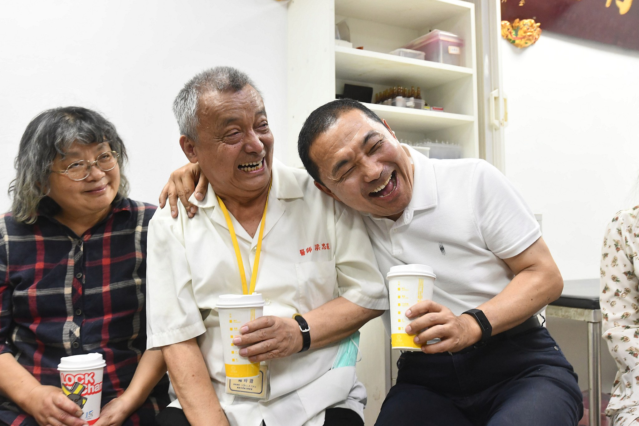 侯市長與梁醫師相談甚歡，並邀請梁醫師一家人19日參加新北市府模範父親表揚大會，接受各界祝福。