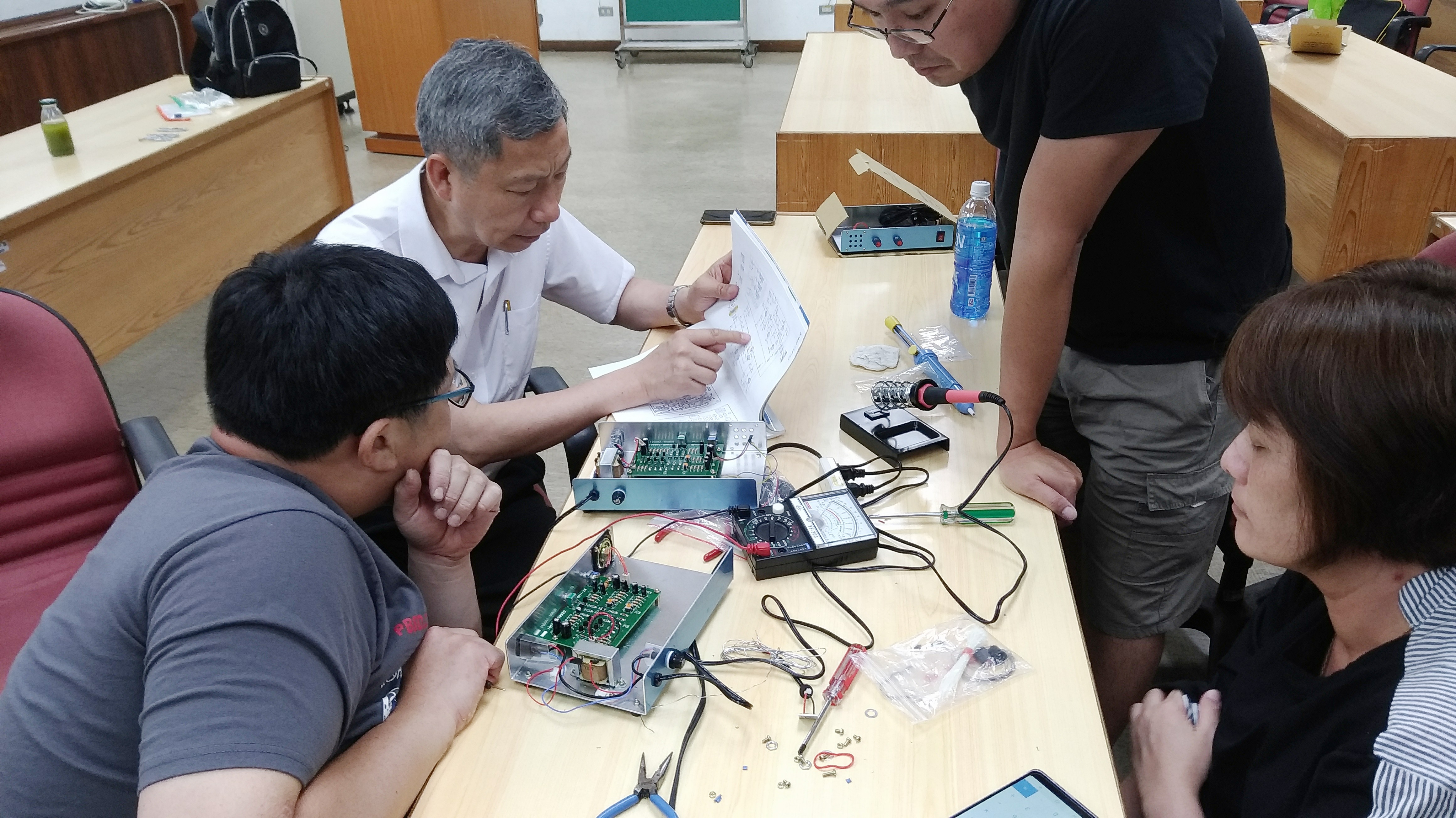 老師帶領學員操作電子電路應用課程