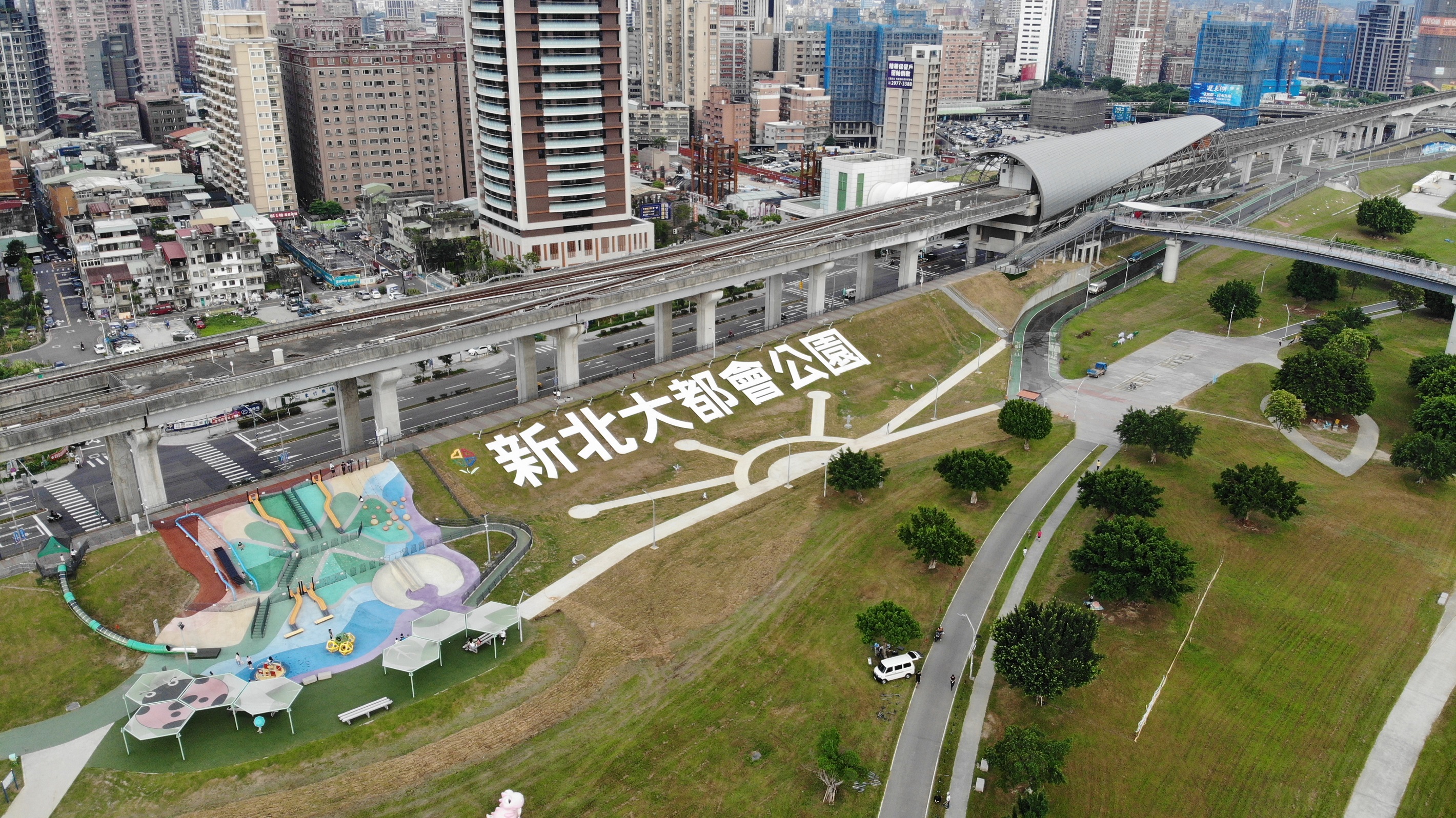 樂園開放時間為早上6點到晚上10點，天氣炎熱建議於下午3、4點以後再來
