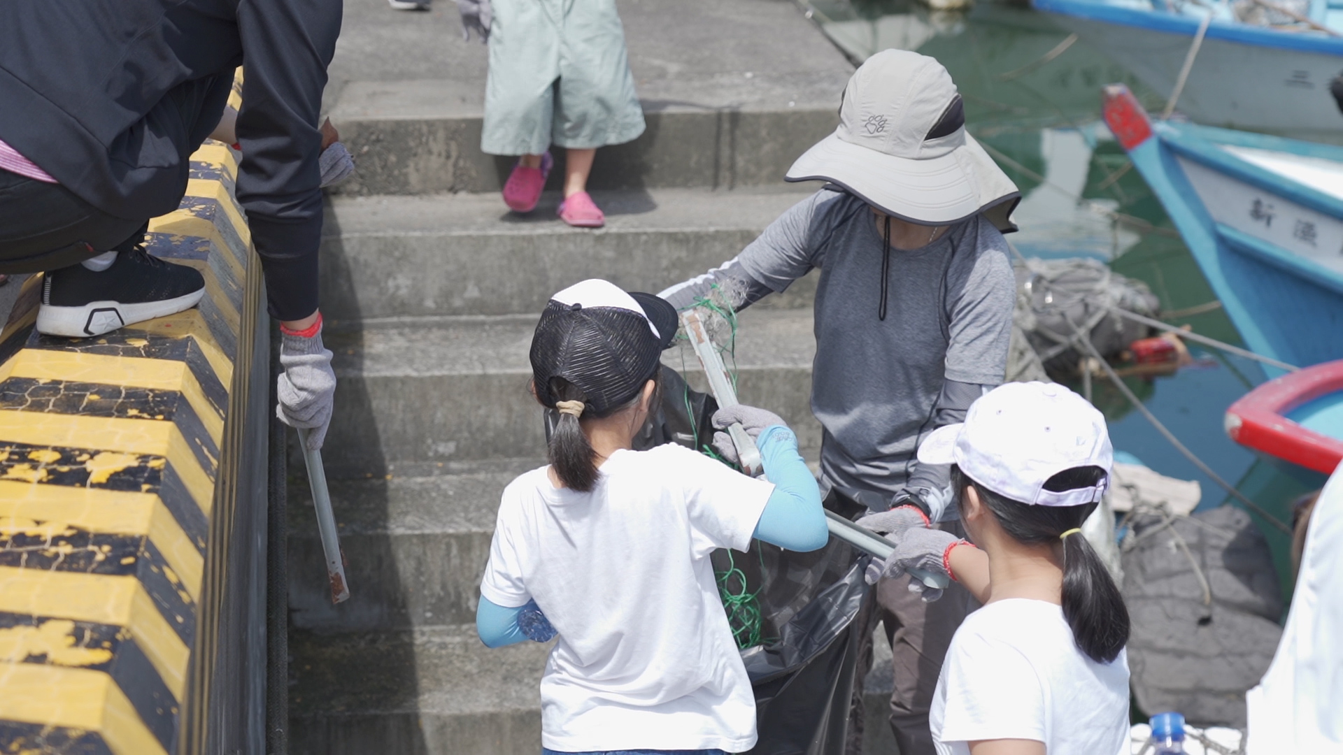 大小朋友都來參加澳底漁港淨港活動