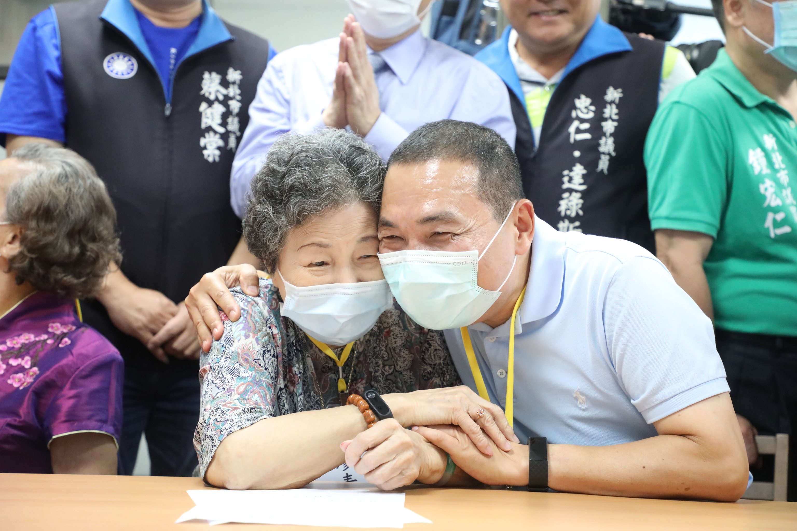 新北市新莊新樹公共托老中心開幕，侯友宜市長親切與長者高歌歡唱