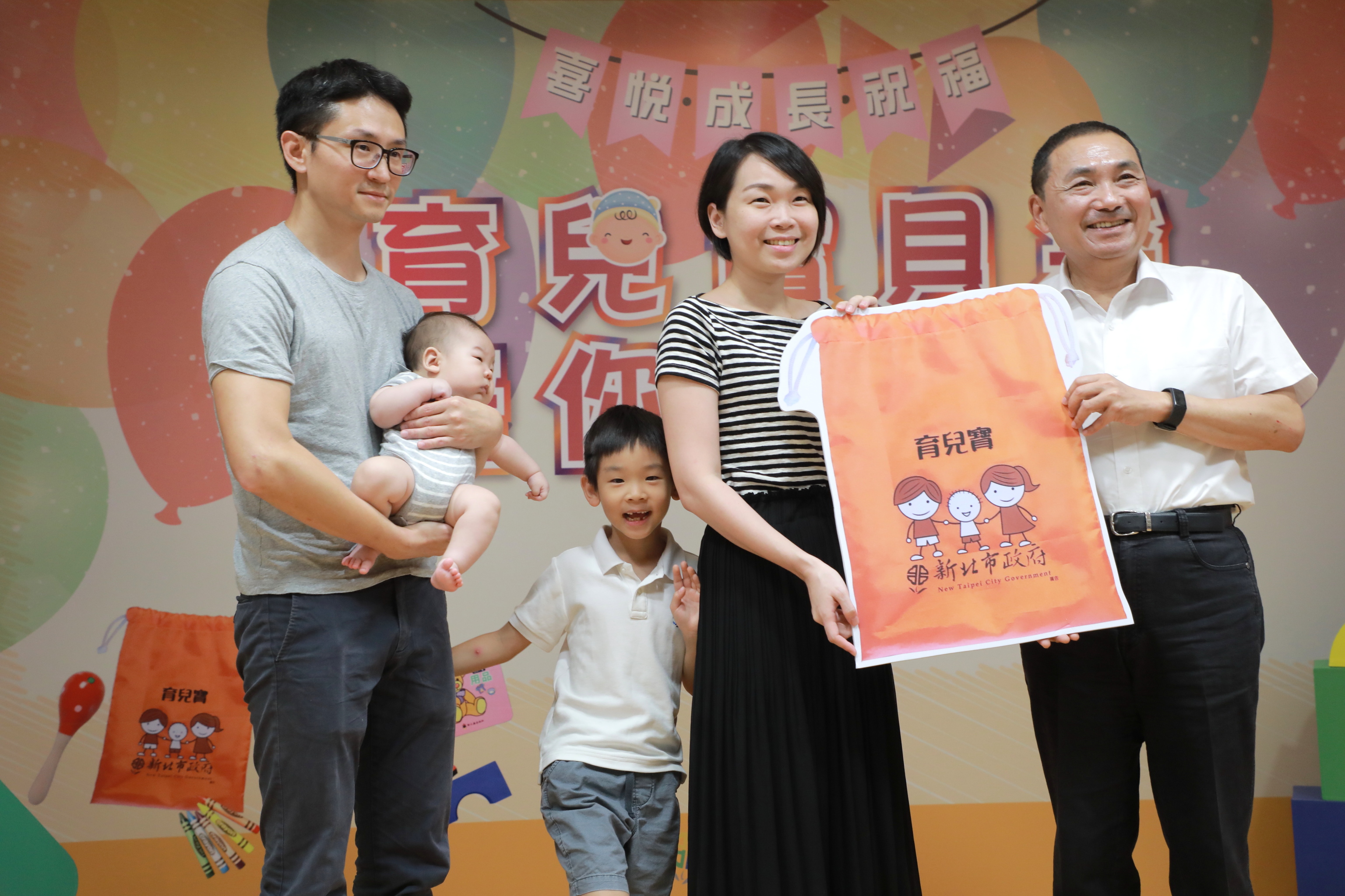 新北市寶貝新生兒，利用寶貝袋示範工具協助家長更能關注兒童健康發展