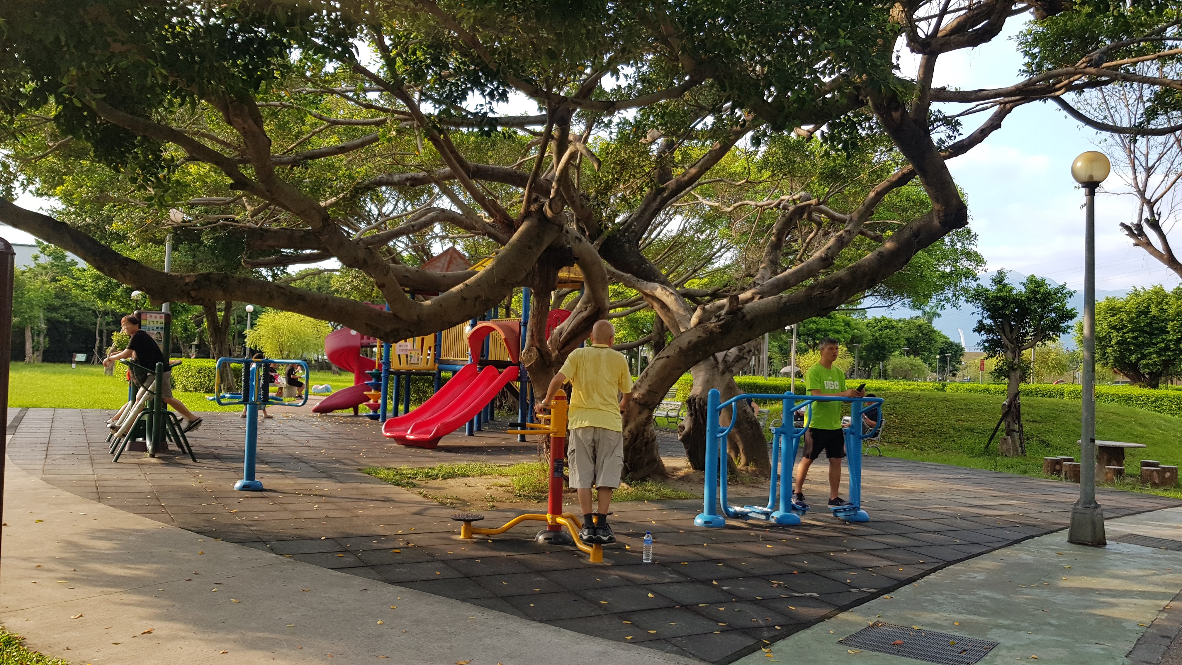 溪美大排旁的集賢環保公園是個適合闔家一起盡情放鬆休憩的場域