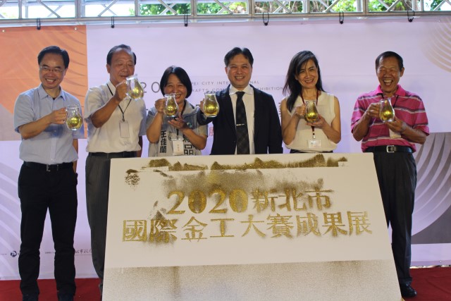 2020新北市金屬工藝大賽成果展在副市長吳明機(右三)與貴賓們在灑下金沙後，開啟序幕(2)