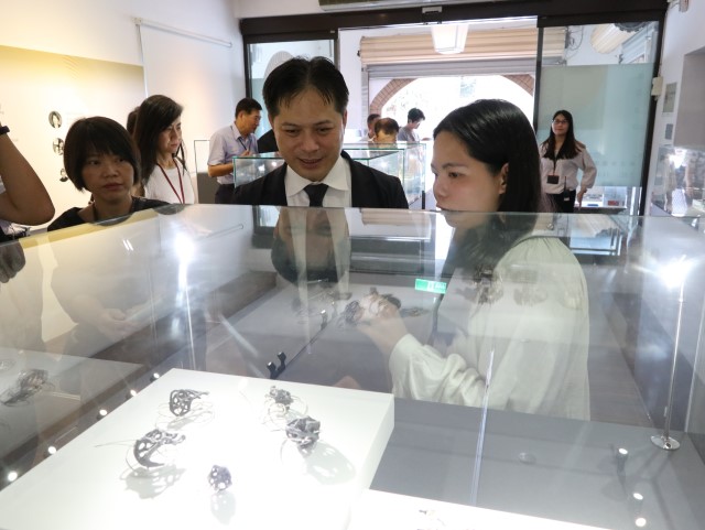 2020新北市國際金屬工藝大賽成果展即日起至11月1日，歡迎民眾到黃金博物館欣賞臺灣金工新秀的作品(左為副市長吳明機、右佳作得獎之一梁紫祺)