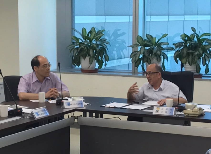 水利局局長宋德仁(右)，與檢察官卓俊吉進行充分溝通。