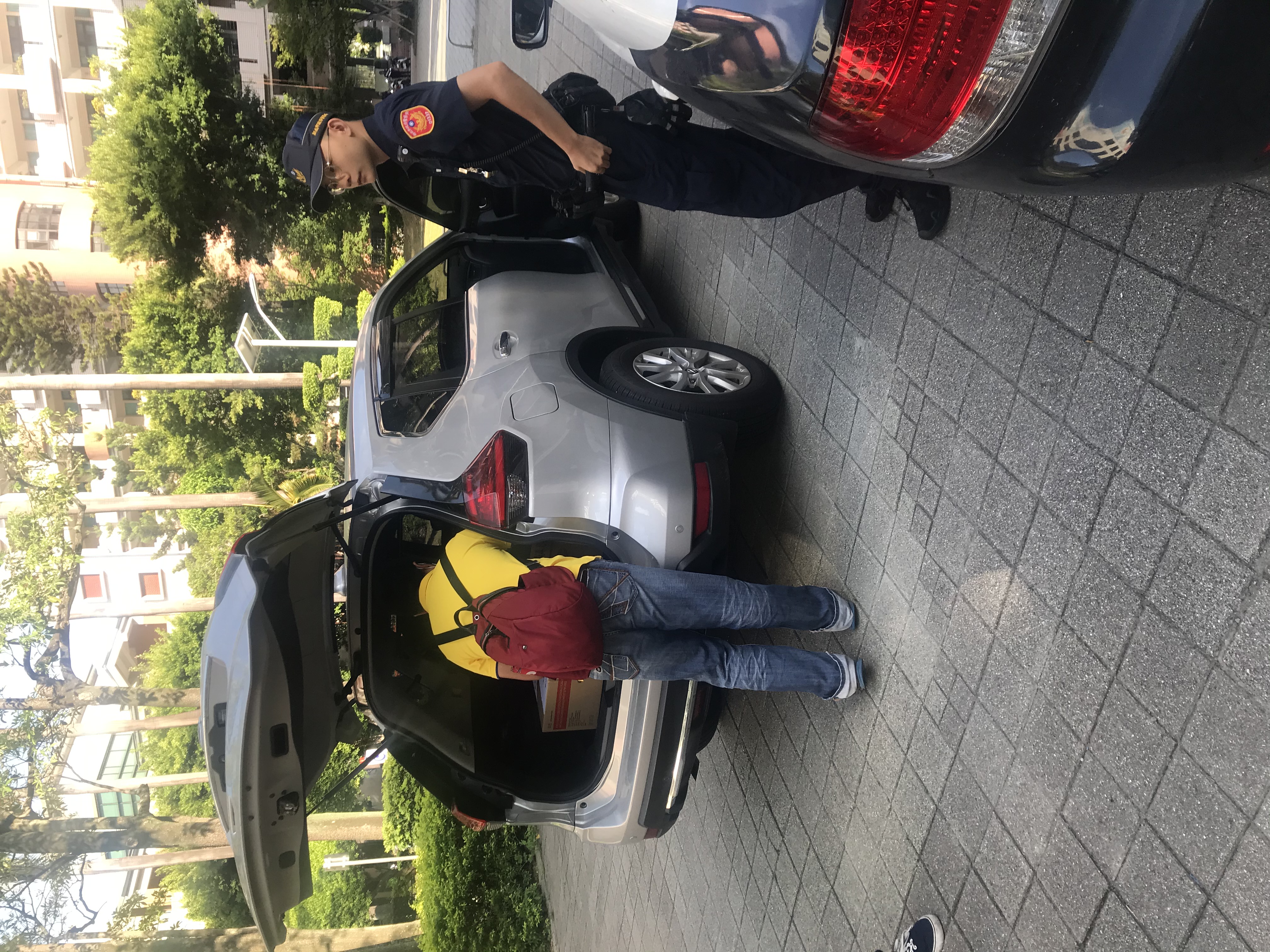 試卷分裝彌封後今日上午由警察護送至試場