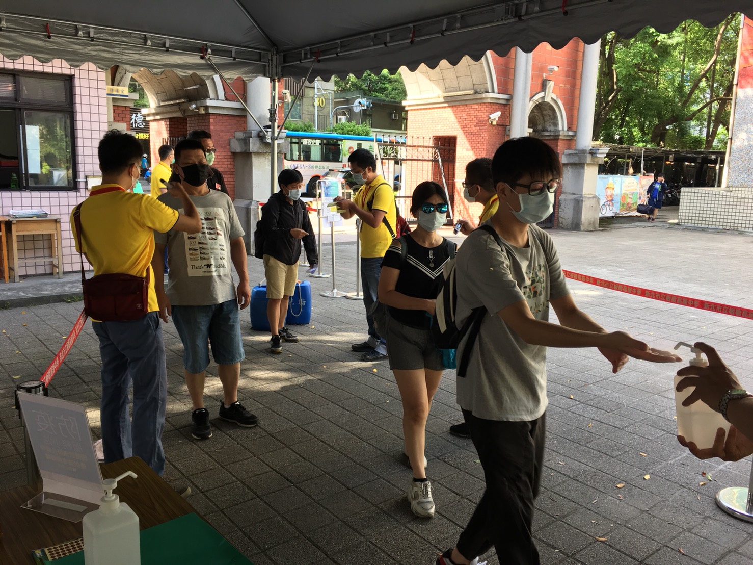 因應嚴重特殊傳染性肺炎（COVID-19）疫情，應考人進入考場時須配合量測體溫，考試時需全程配戴口罩並繳交健康關懷表