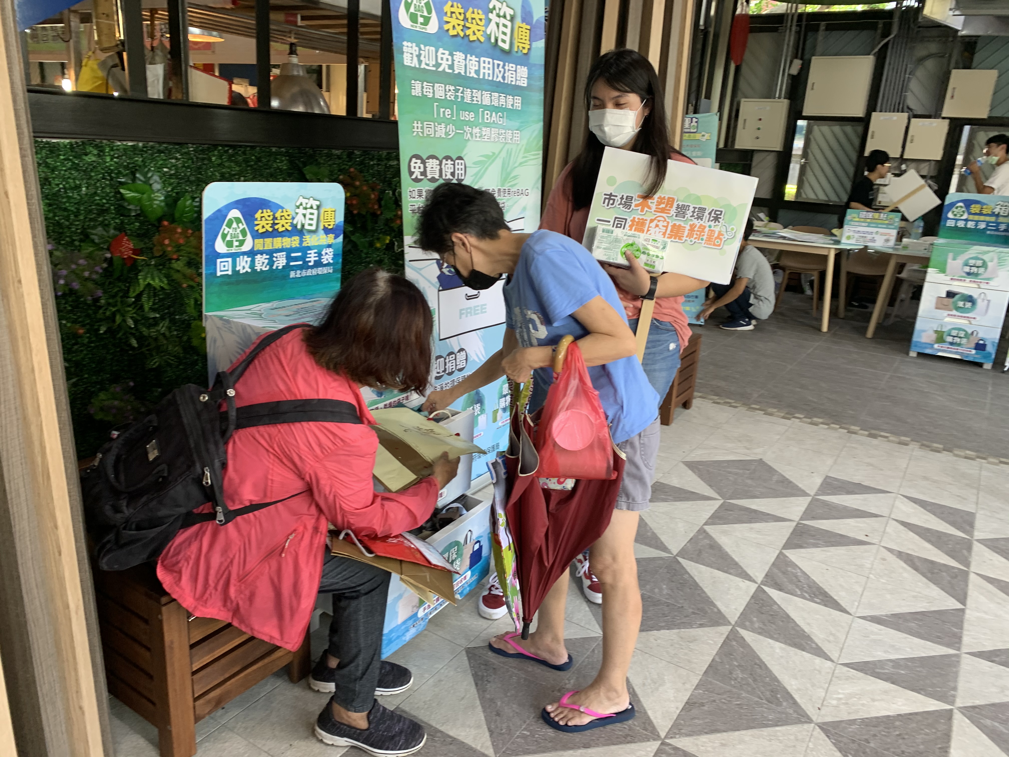 民眾現場使用不塑市場免費提供的re BAG 袋袋箱傳並享有優惠.