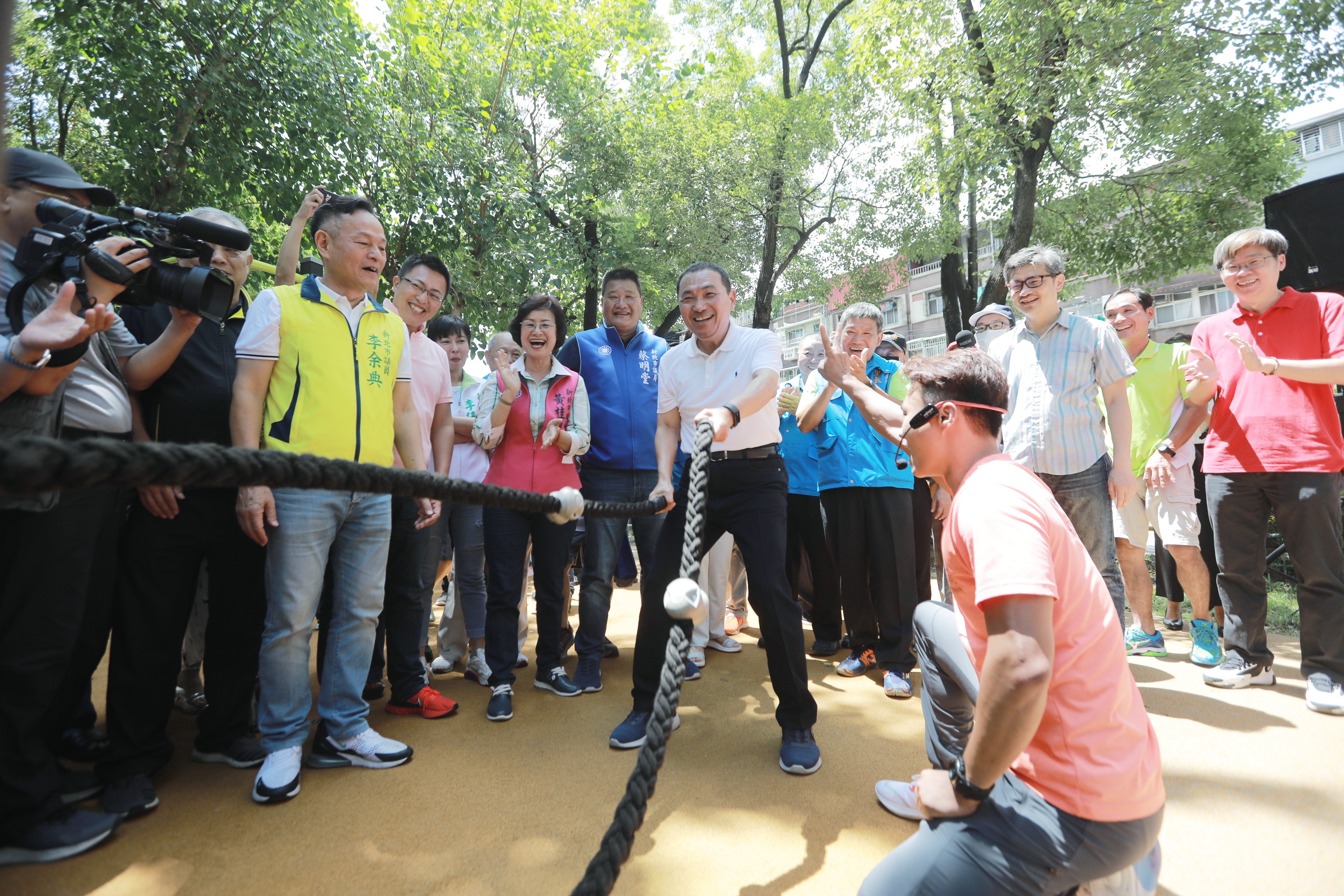 「新北全齡公園綠動服務-三重區三民公園站」啟用，侯友宜市長親自體驗體健設施