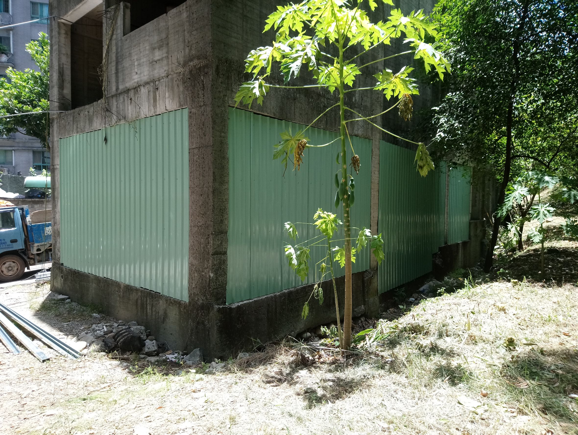 新莊新北大道7段廢棄建築物已施作完成圍籬，避免被民眾誤闖發生危險
