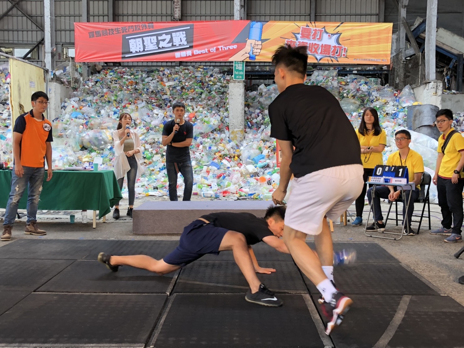 參賽者在一番激戰中運用日常中的資源回收物做為武器也落實再利用環保觀念