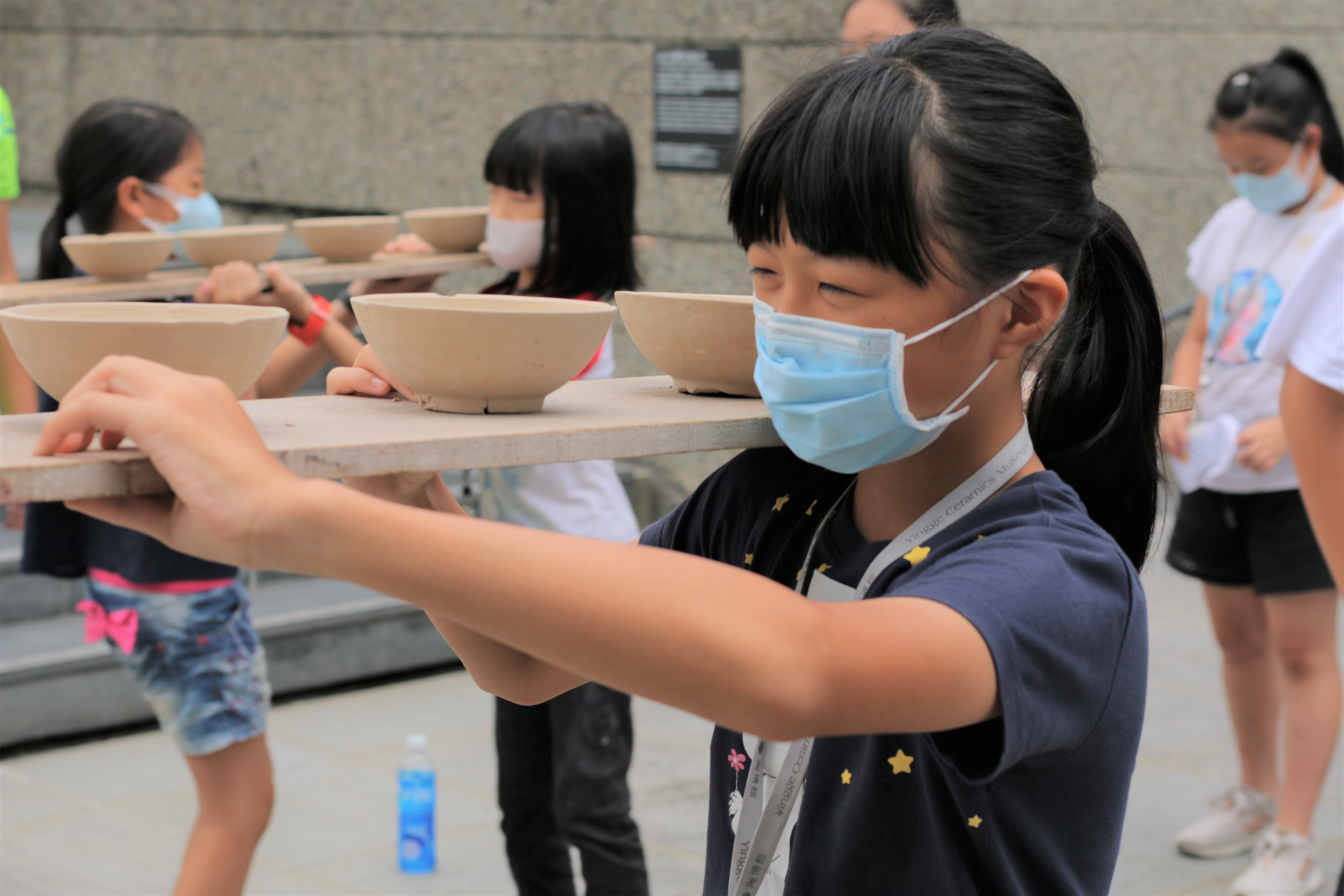學員分組競賽體驗「扛坯」，了解早期陶工的工作日常，探索鶯歌舊有人文歷史。