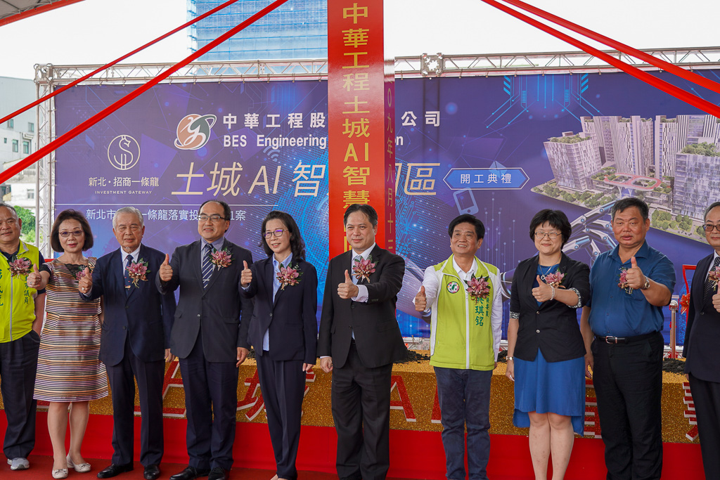 活動貴賓合影(左5起中華工程朱蕙蘭董事長、新北市吳明機副市長)