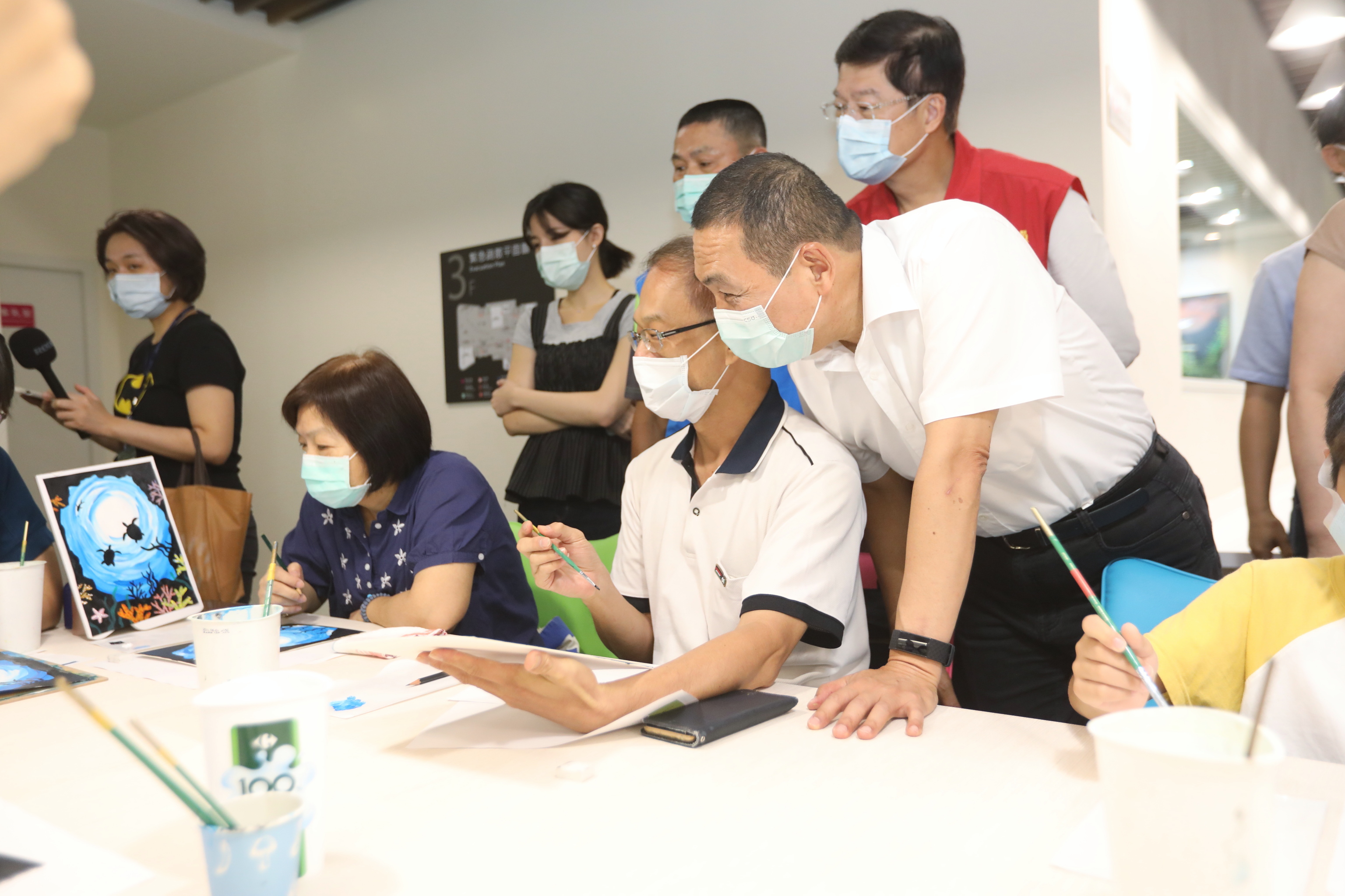 「全臺首座參與式預算藝術風圖書館」新店分館啟用，侯友宜市長參觀圖書館館內設施