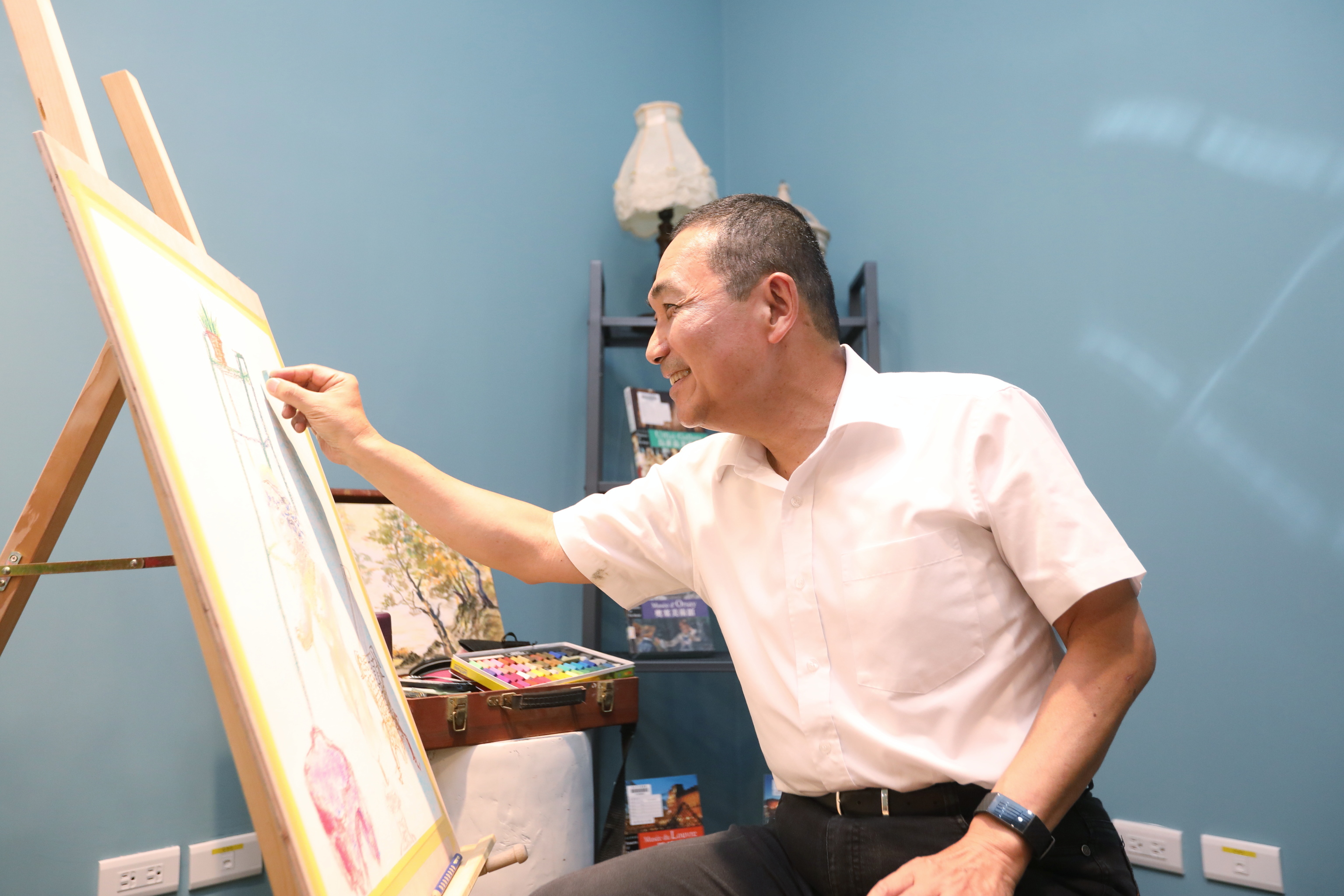 全臺首座參與式預算藝術風圖書館除了閱讀空間外更設有多功能空間，侯友宜市長即興與市民朋友共同創作