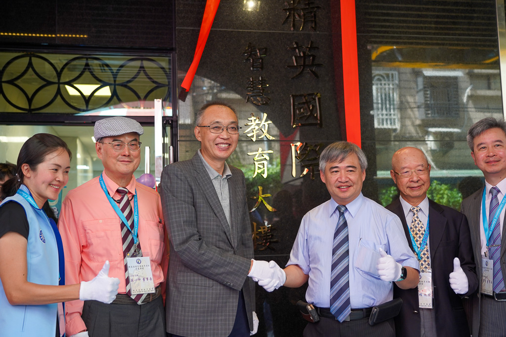 活動揭牌儀式合影(左3起：新北市謝政達副市長、精英國際張義雄董事長)