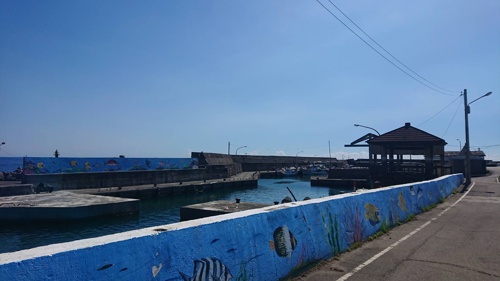 可以在漁港中的小涼亭吹吹海風，欣賞牆面美麗的彩繪
