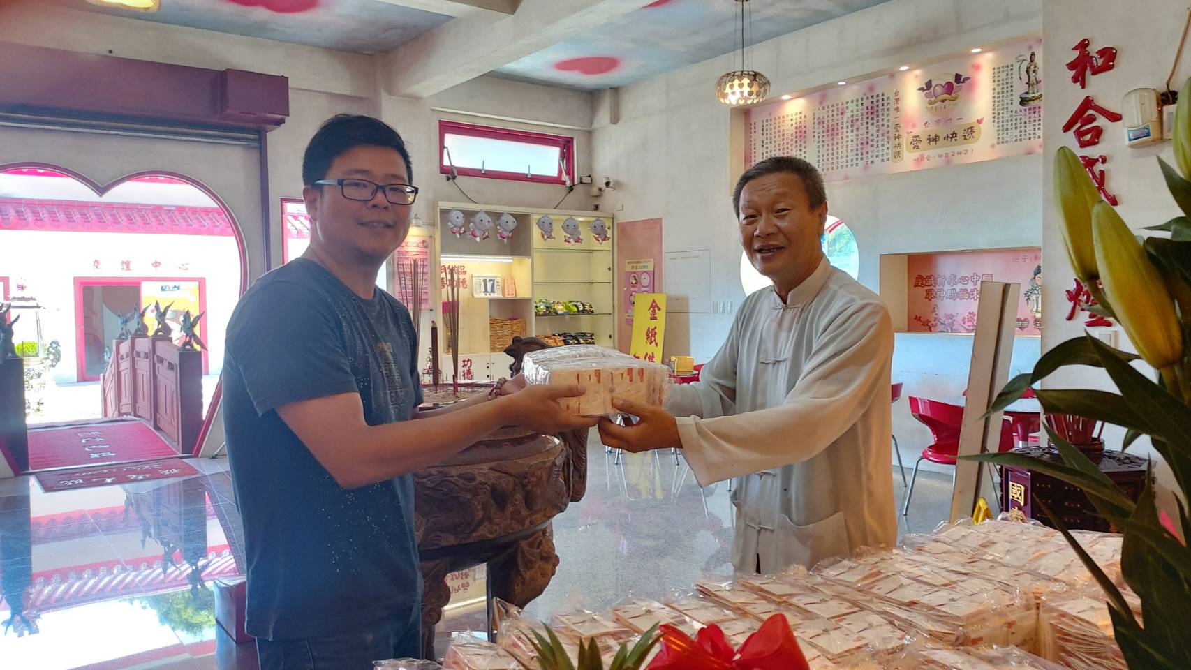 七夕情人節將至，民政局特別推出時尚月老紅線，並經萬里情月老廟法會加持。