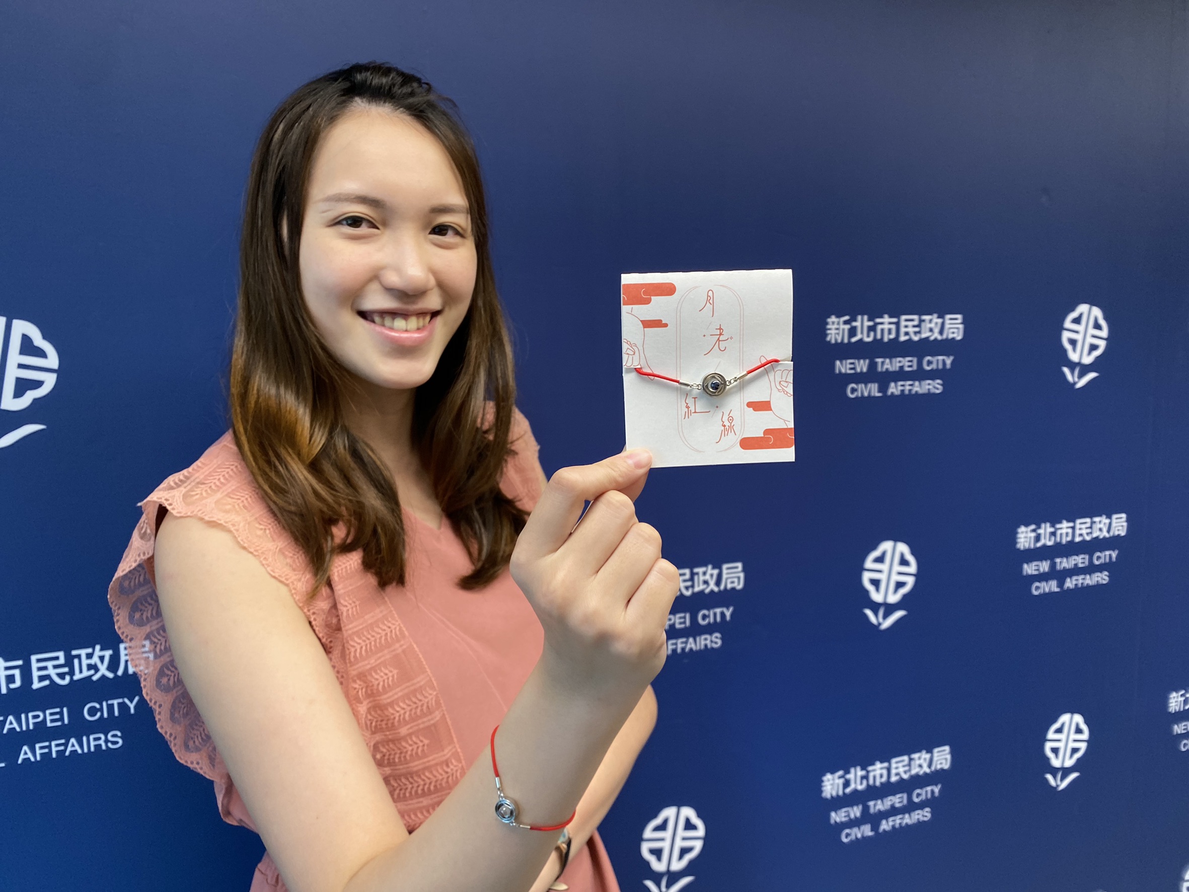 民政局明(18)日中午12時將在板橋慈惠宮、20日在蘆洲湧蓮寺舉辦擲筊求紅線活動。