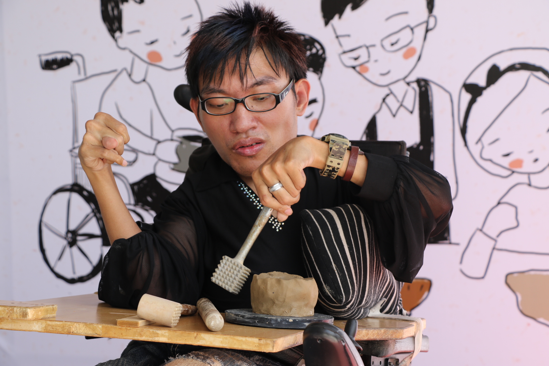 林聖傑用扭曲變形的手努力敲打出美麗的陶藝作品