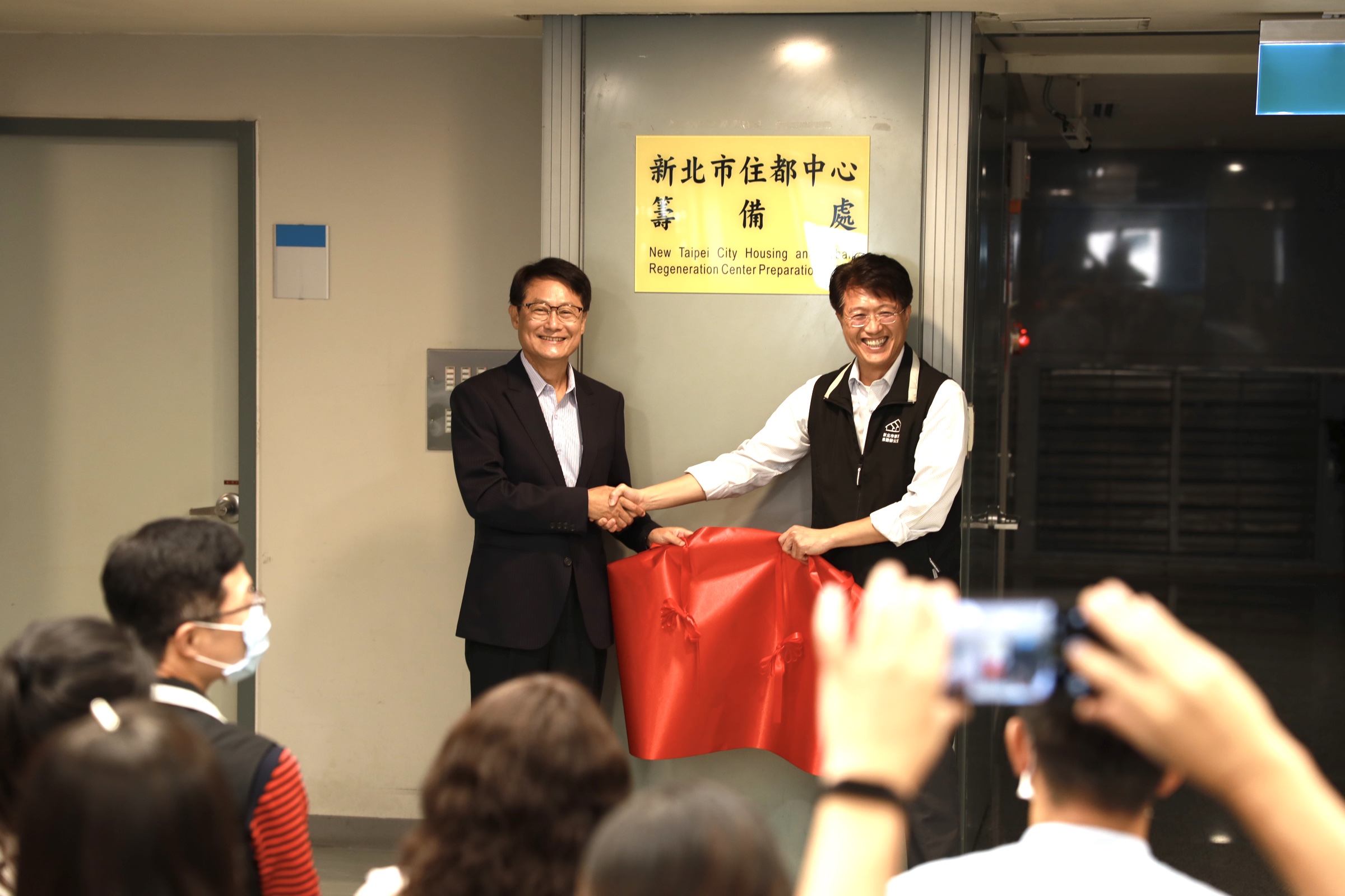 陳副市長與籌備處黃主任一同揭牌