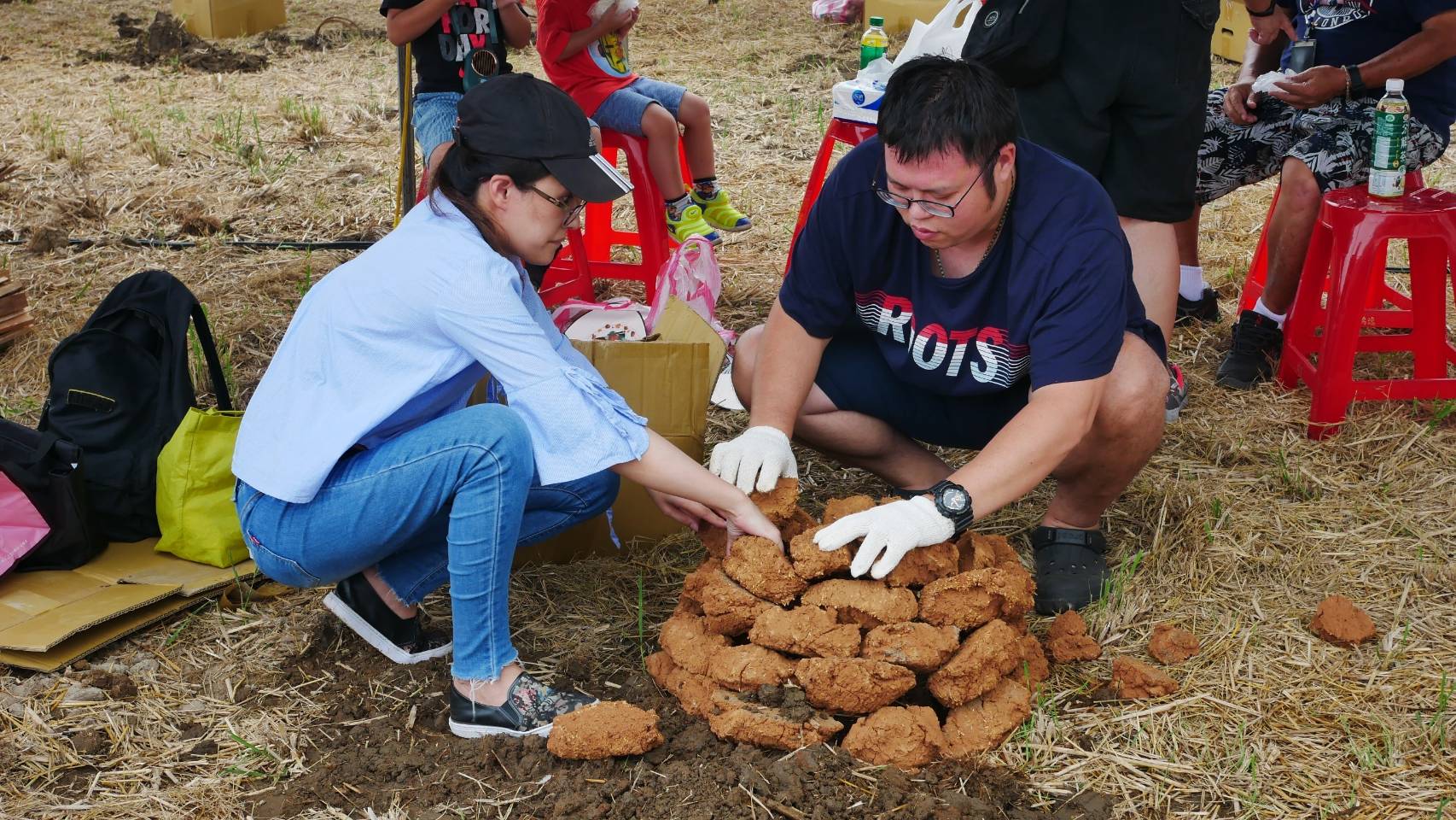 民眾開心準備焢窯