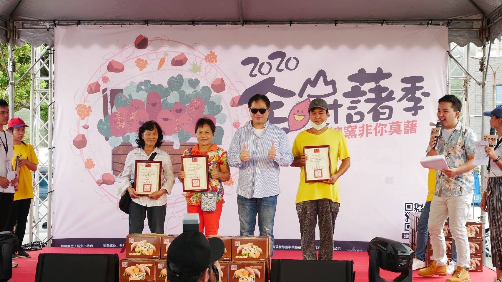 吳明機副市長為今年甘藷王競賽得獎者頒獎