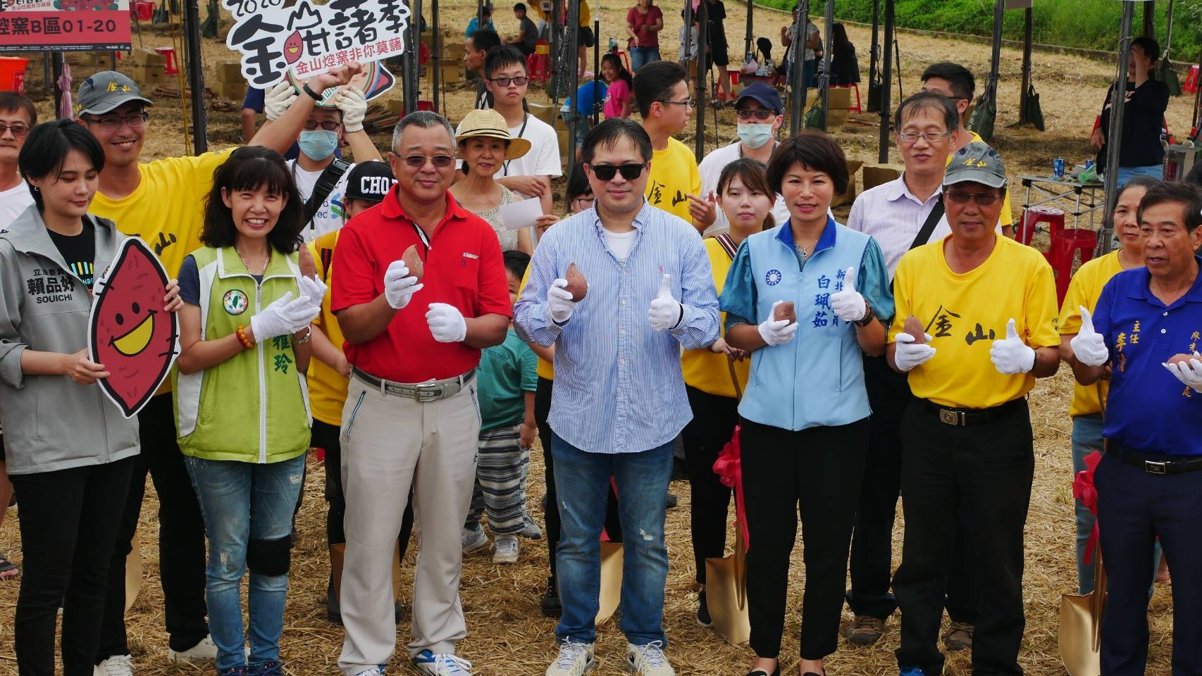 吳明機副市長與在地議員鄉親推銷金山甘藷