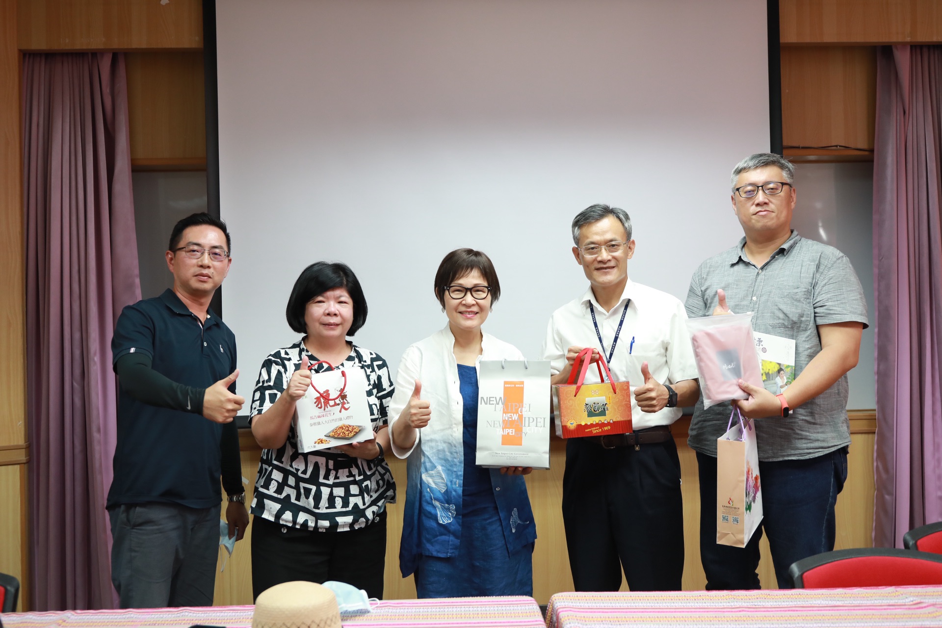 苗栗縣副縣長鄧桂菊(中)率團來新北市參訪取經，並與局長詹榮鋒（右二）、新工處長王益翔（右）合照留影。