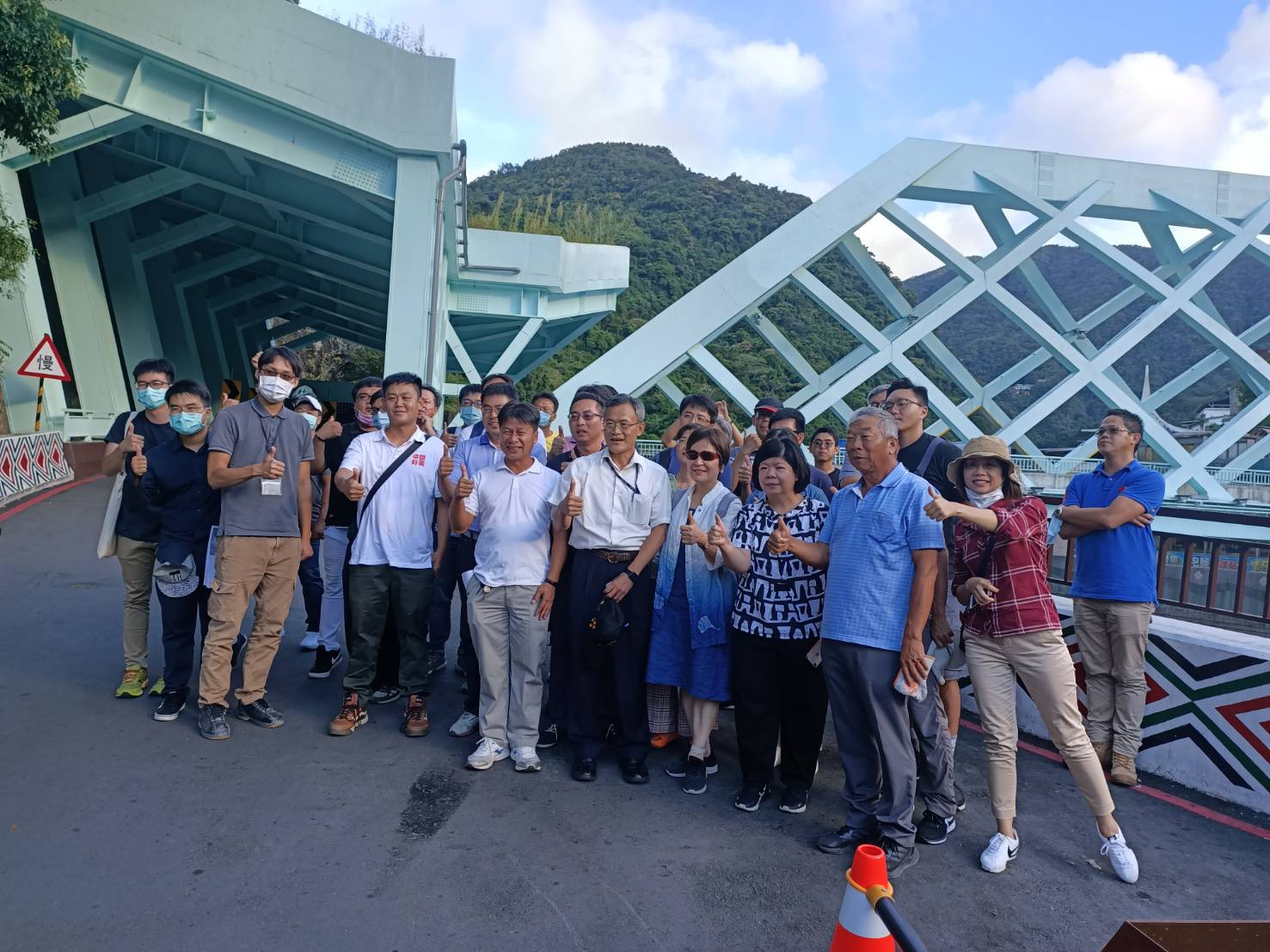 苗栗縣副縣長一行人參訪烏來覽勝大橋相片。