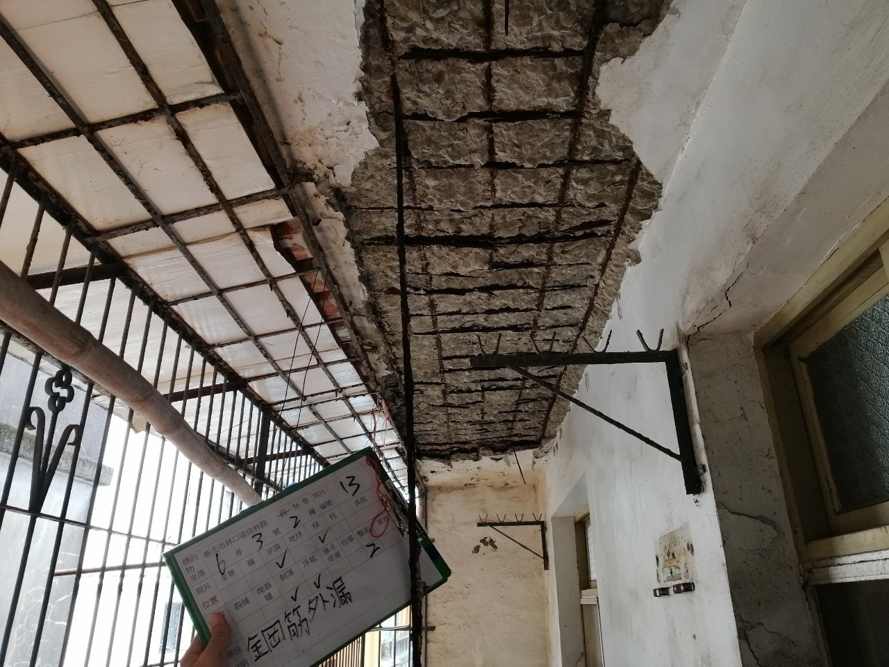 社區住戶屋內天花板現況