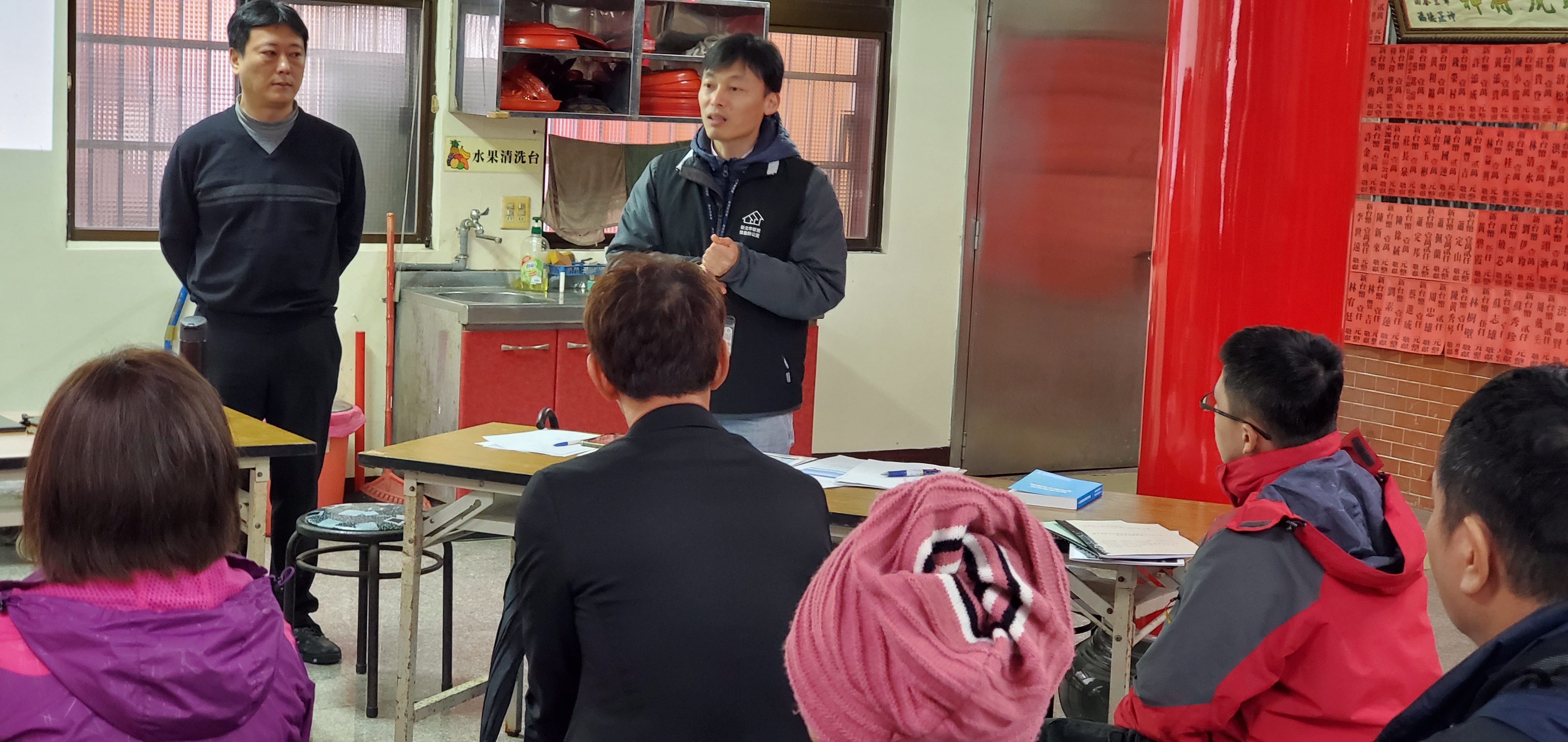 市府同仁進入社區，與住戶討論都更重建